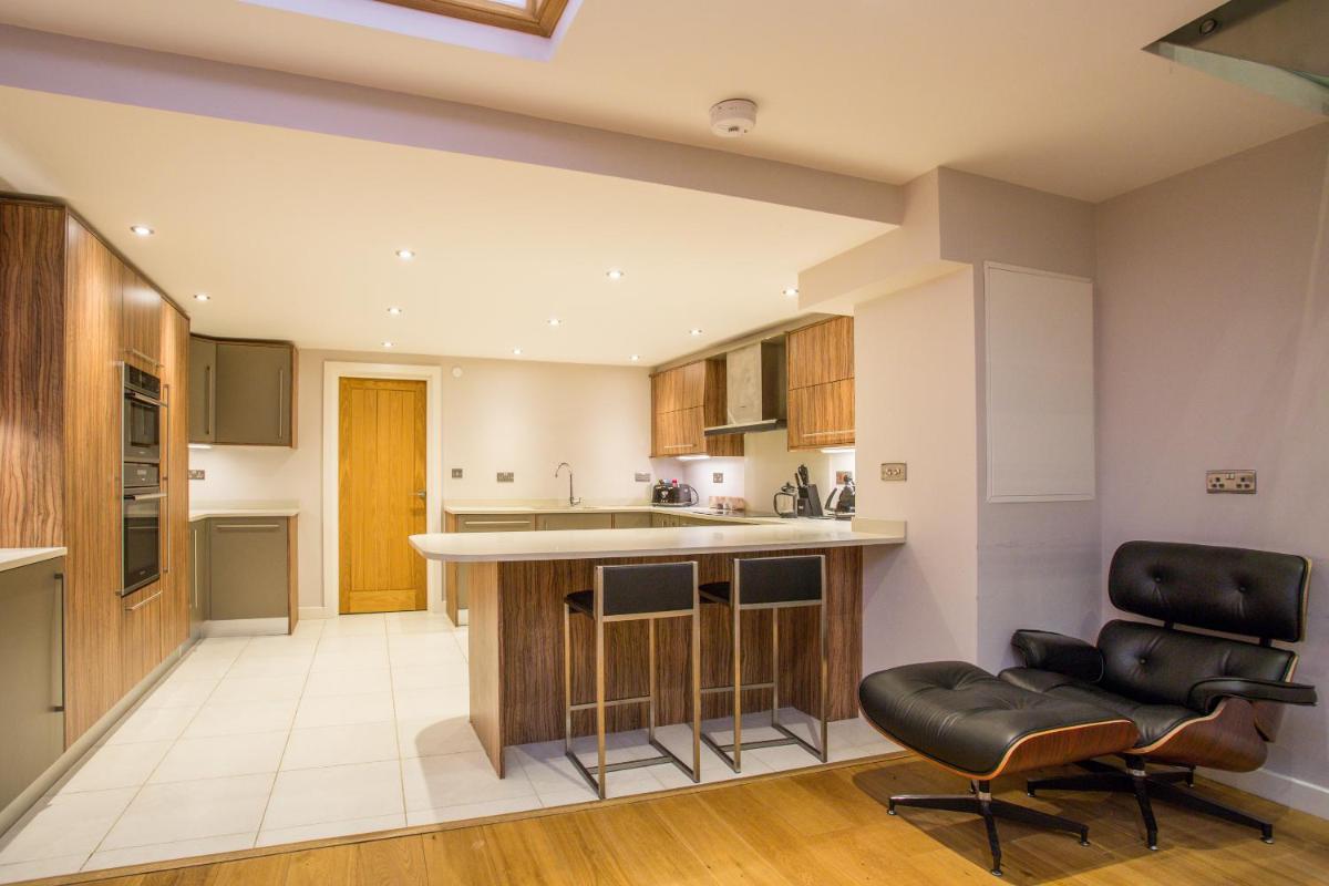 The Escalier Mews - Bright 3BDR Home