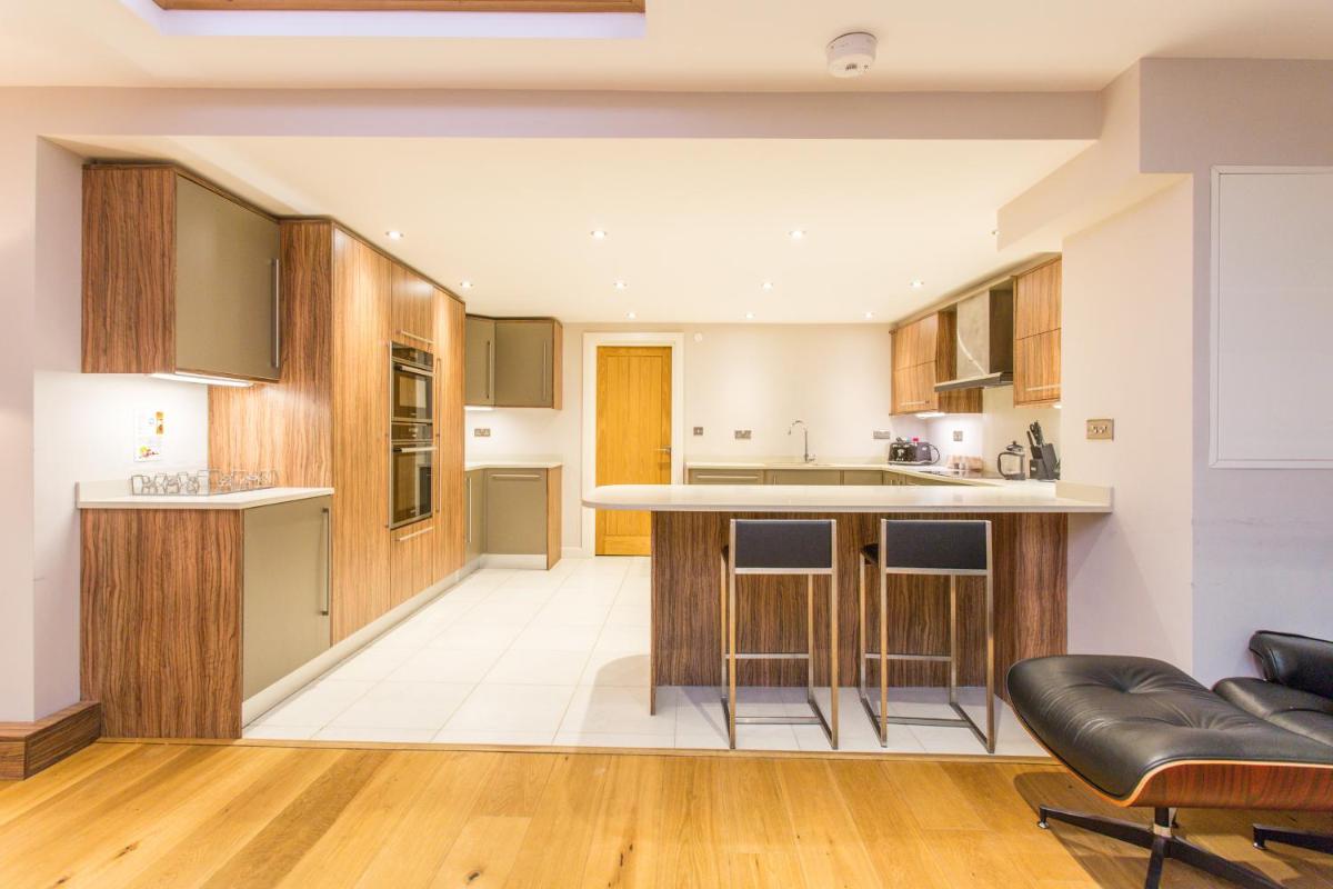 The Escalier Mews - Bright 3BDR Home