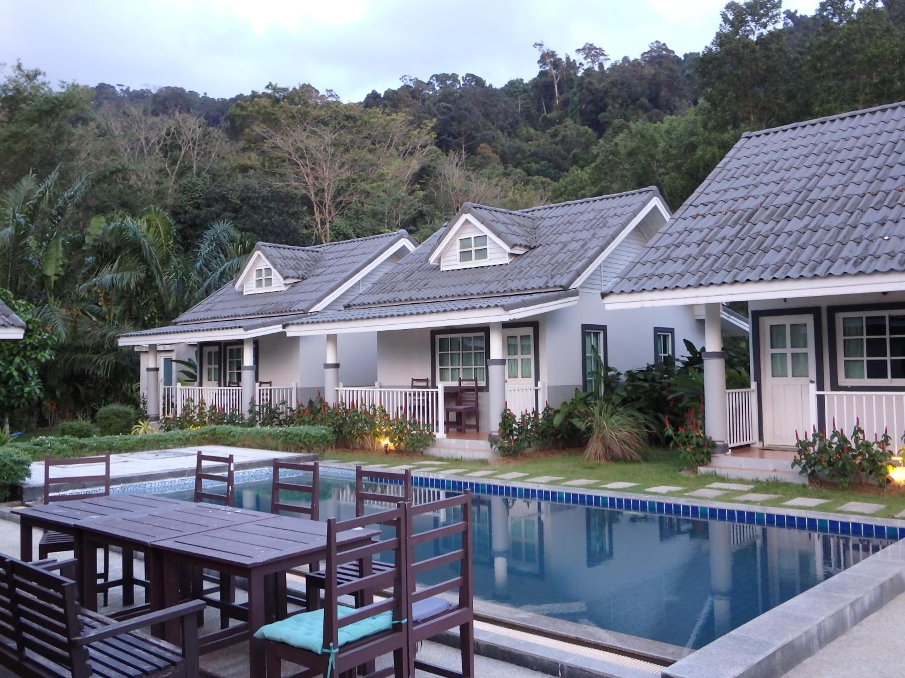 Suksompong Resort