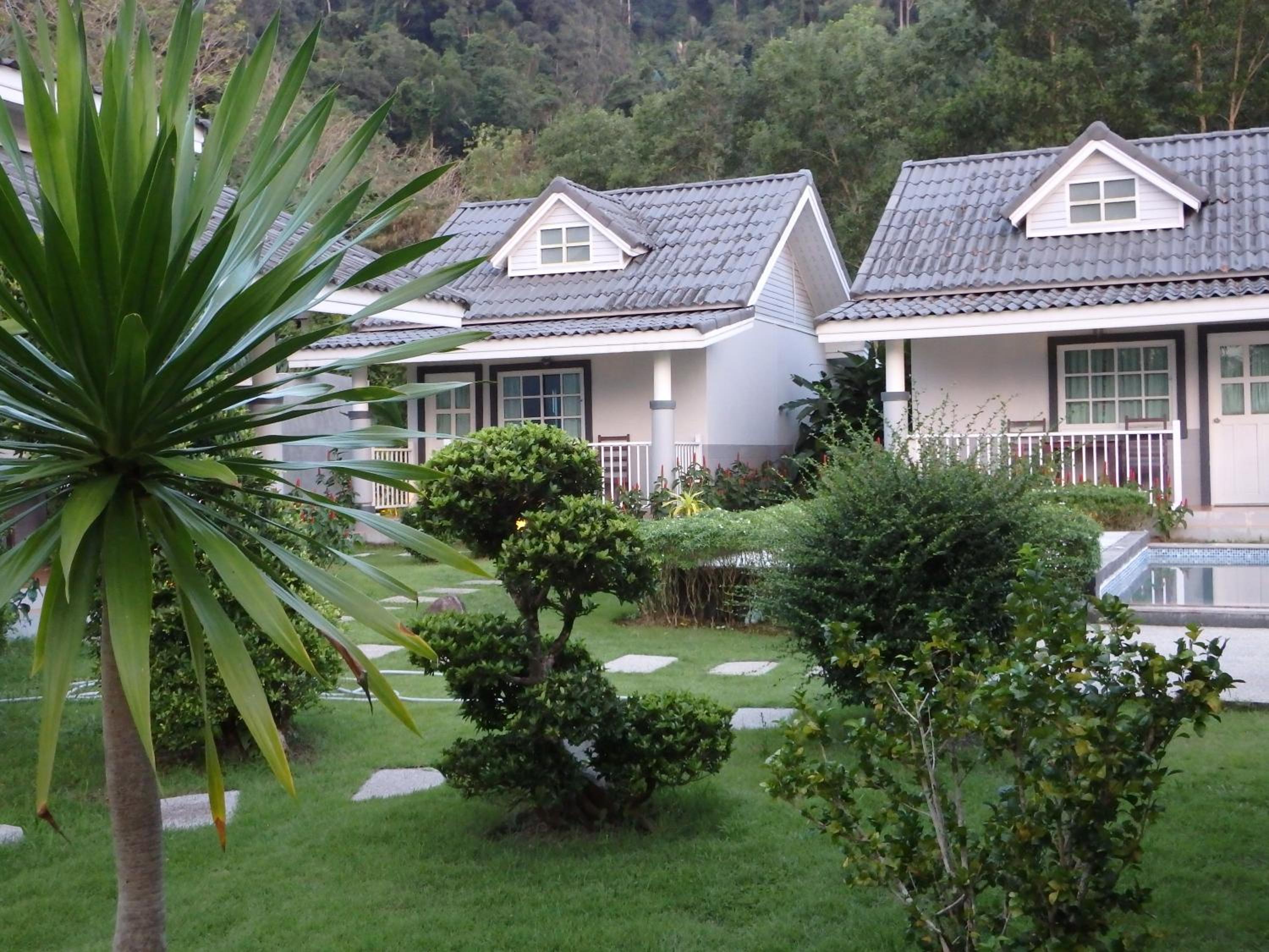 Suksompong Resort