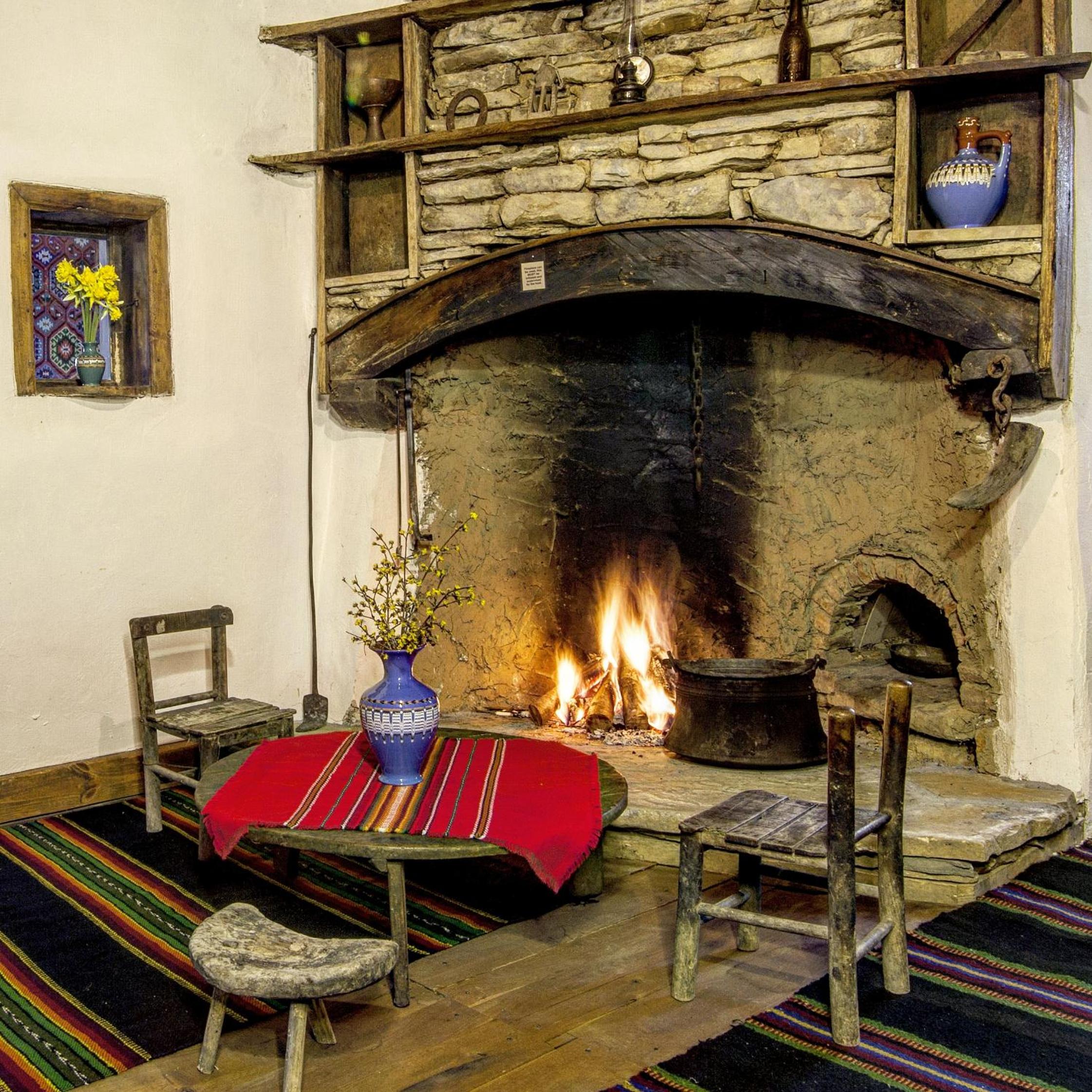 Authentic House with Stunning Mountain View - Karashka