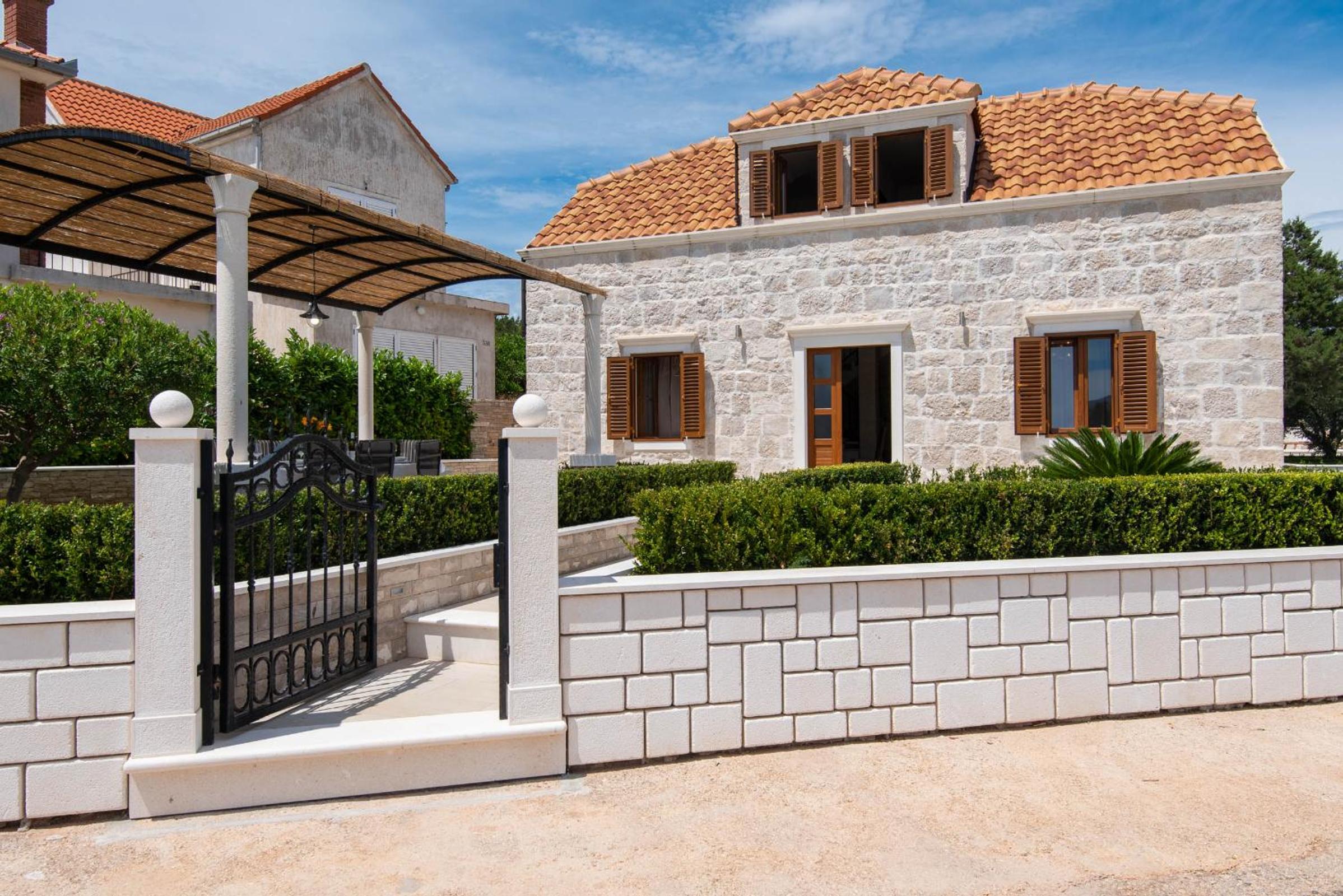 Hotel Villa Loviste Paradise - Image 1