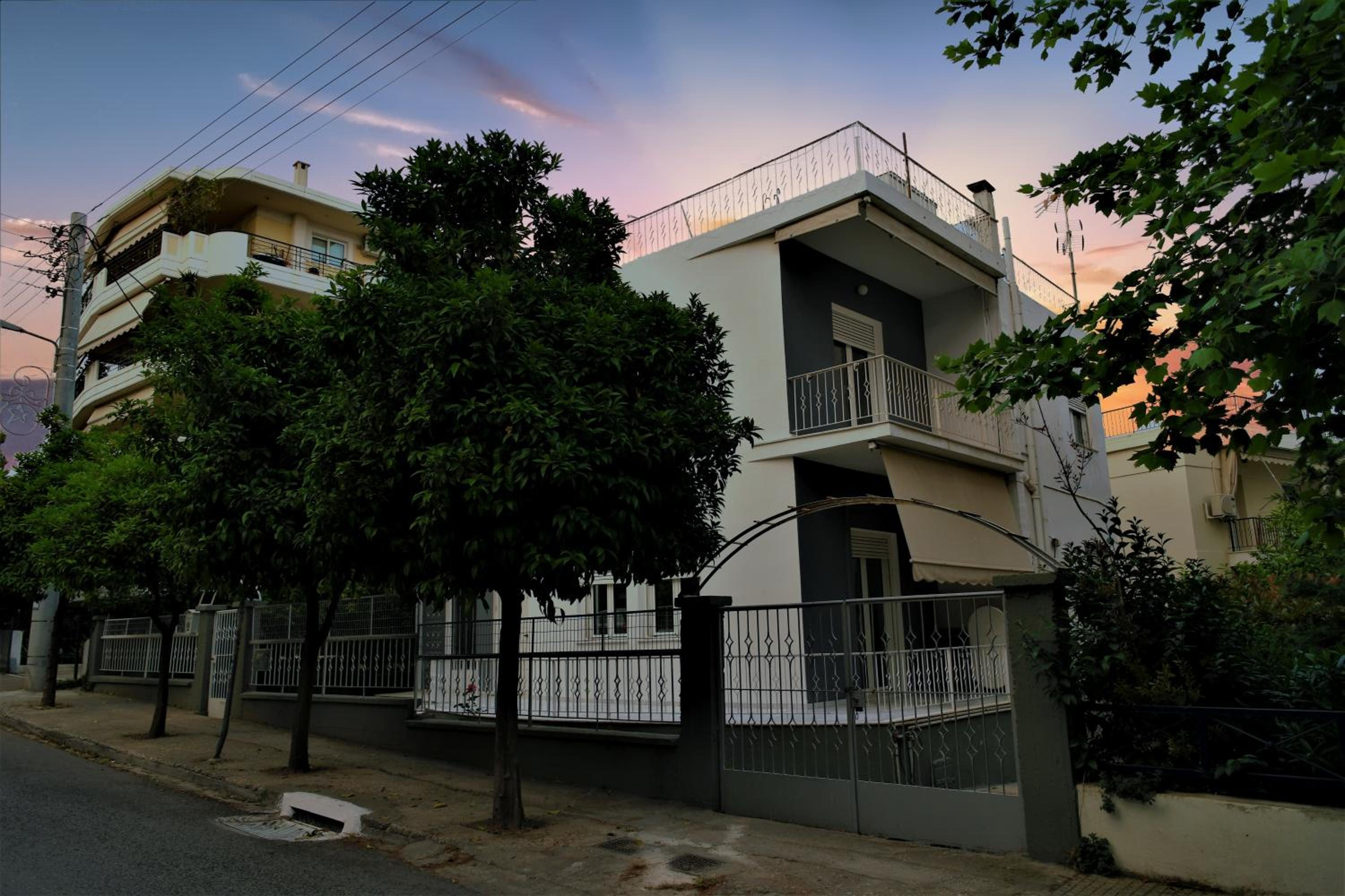 Zefyros Super Cool Apartments next to Alimos Riviera
