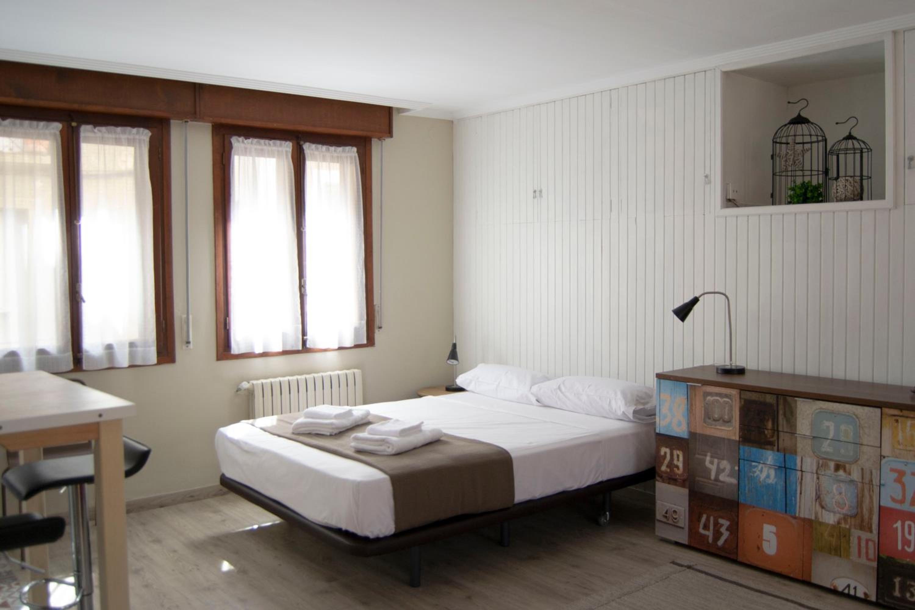Tres Puentes Anguiano Apartamentos y Hostal