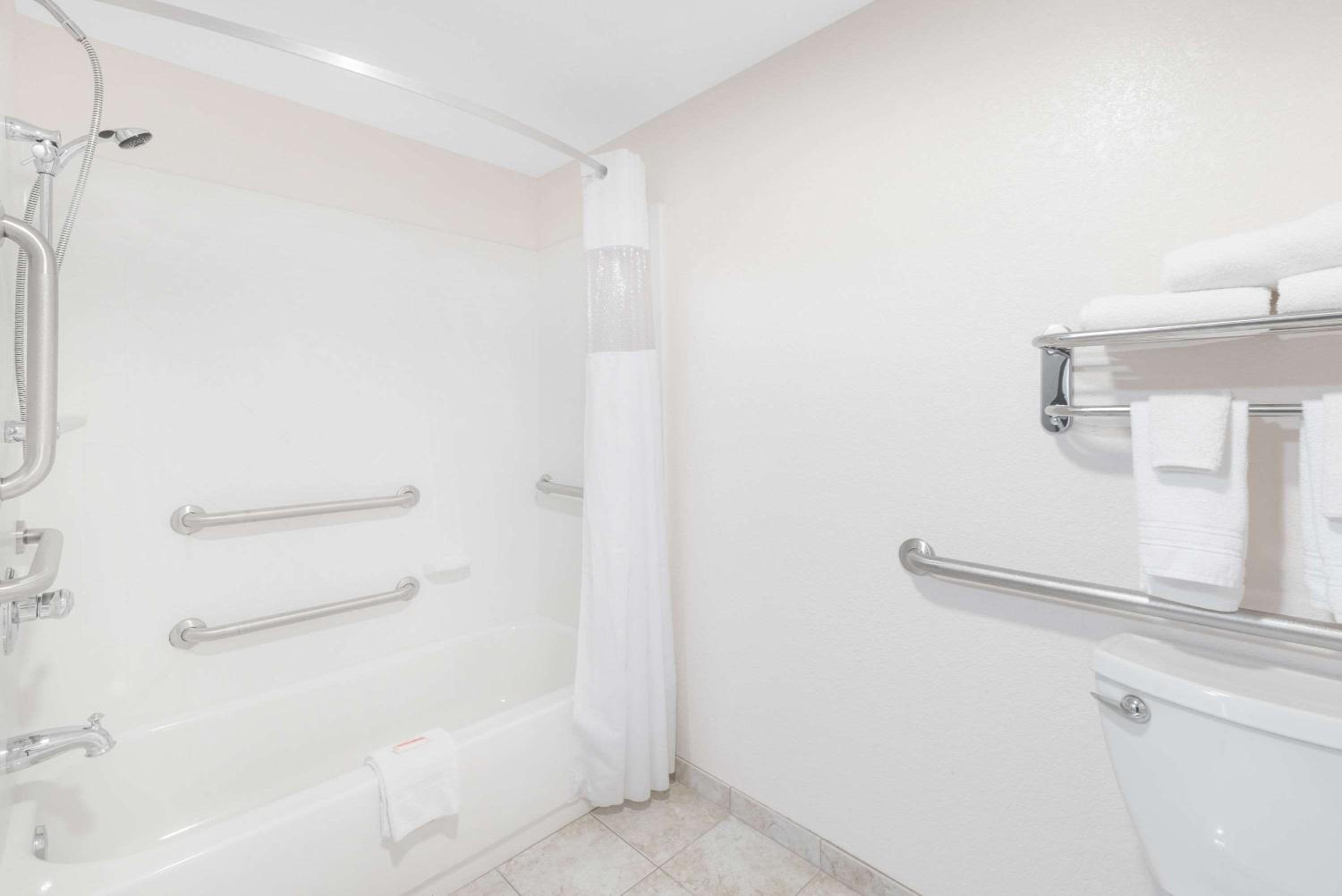 Bismarck Vacations - Days Inn by Wyndham Bismarck - Property Image 44