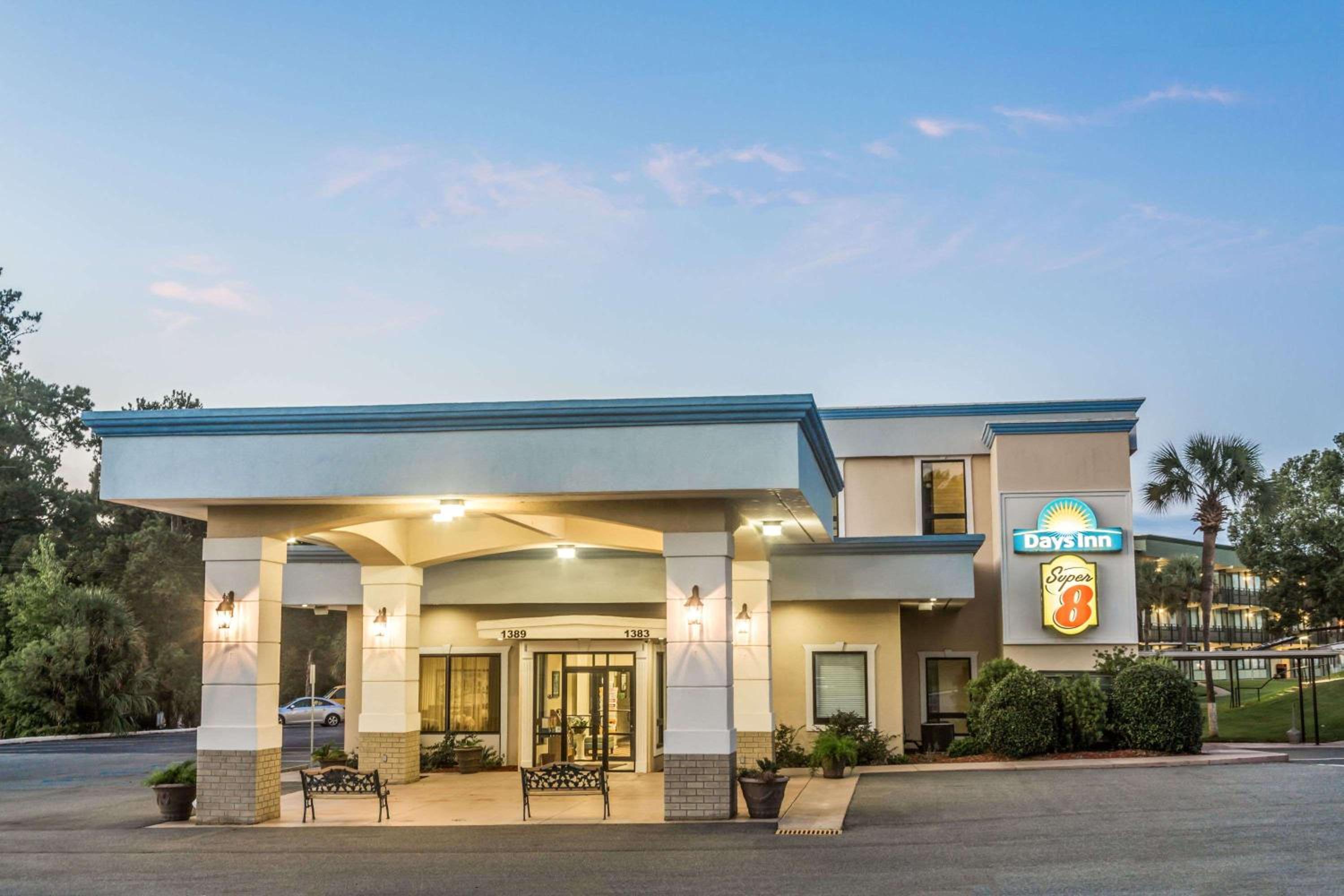 Valdosta Vacations - Super 8 by Wyndham Valdosta Mall - Property Image 17