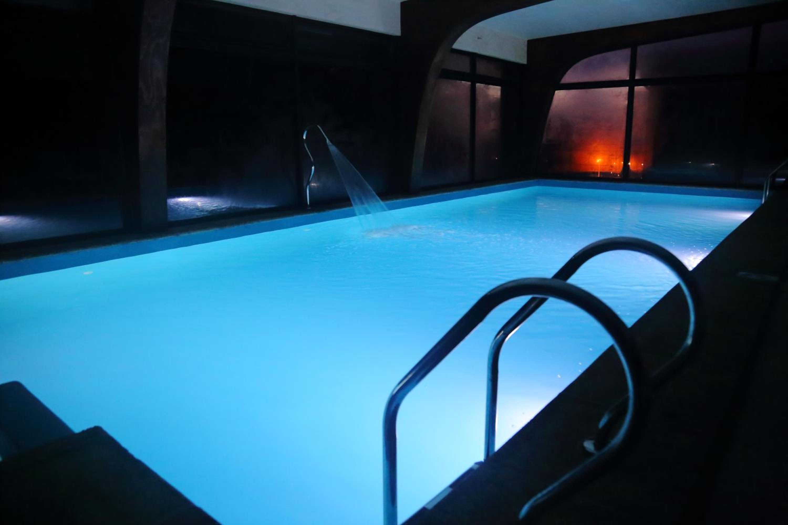 Cabañas y Spa Costa Patagonia - Piscina Climatizada