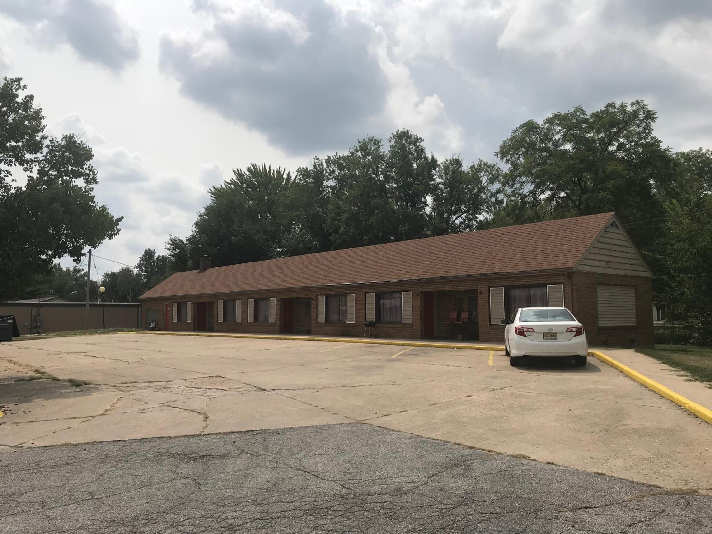 Budget Host Village Inn