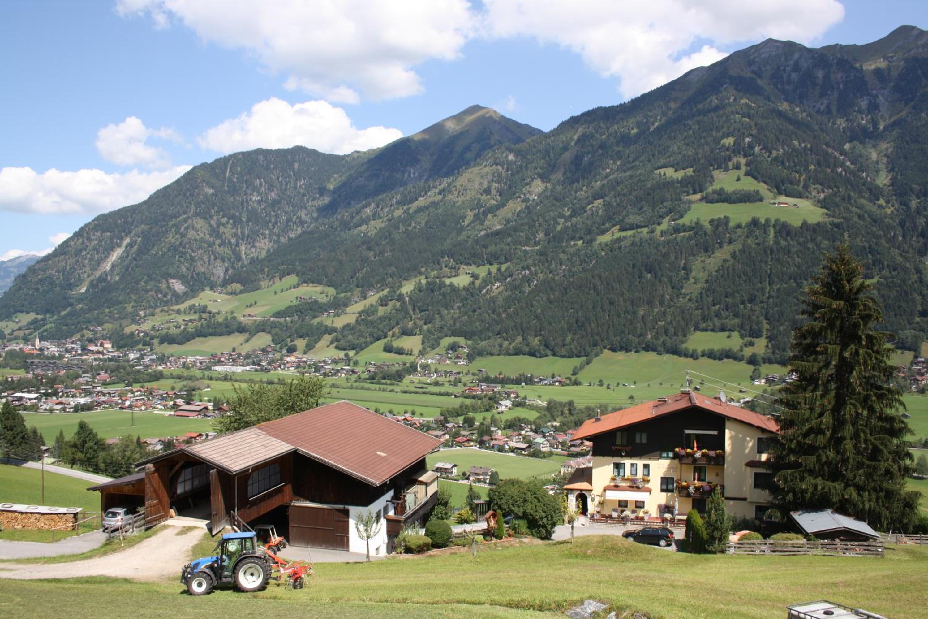 Ferienwohnung am Krausberghof mit Balkon und Parkplatz, Aufenthaltsraum mit Spielmöglichkeiten, Erholung- inmitten der Natur, 6 Fahrminuten zur Alpentherme