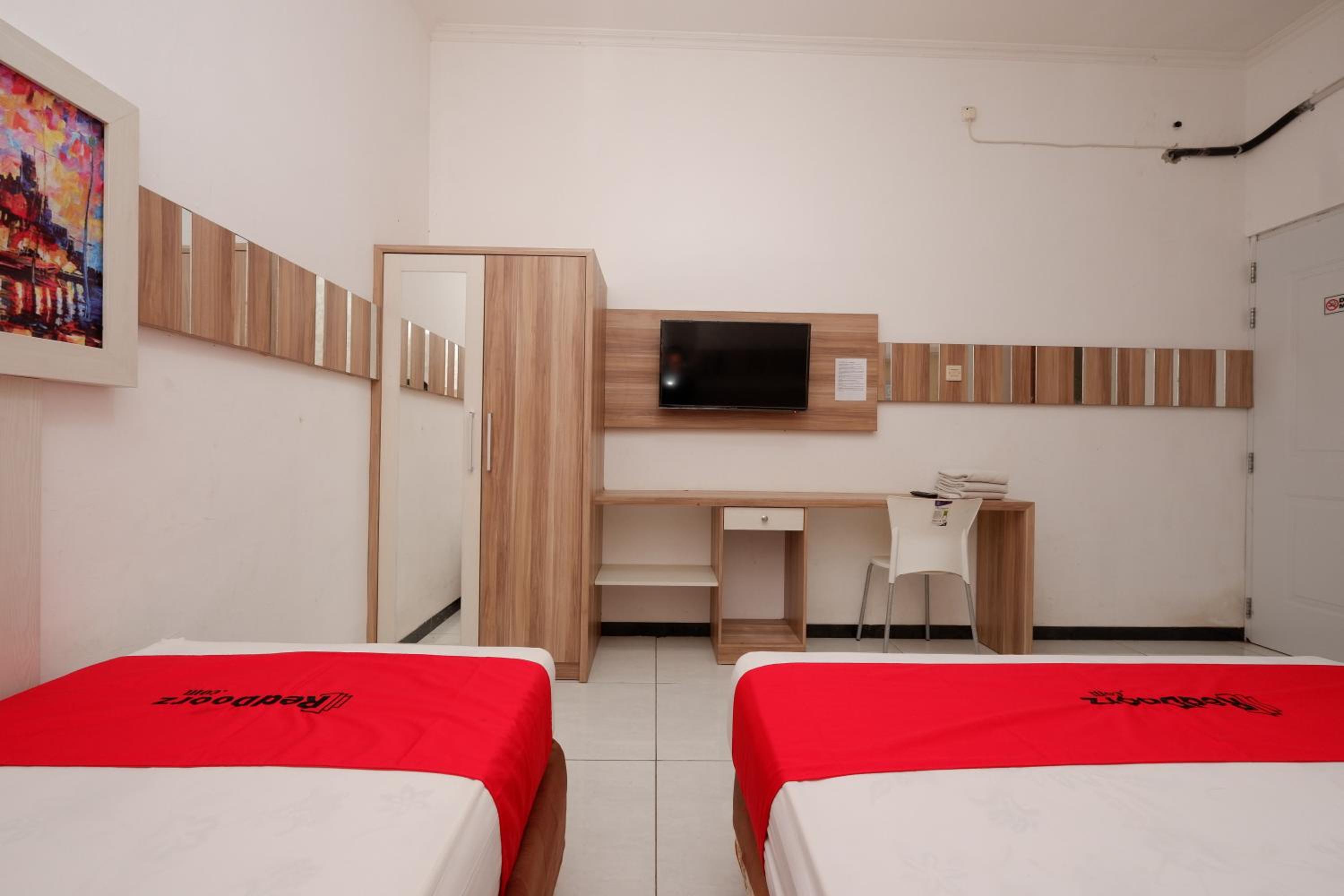 RedDoorz near Plaza Simpang Lima