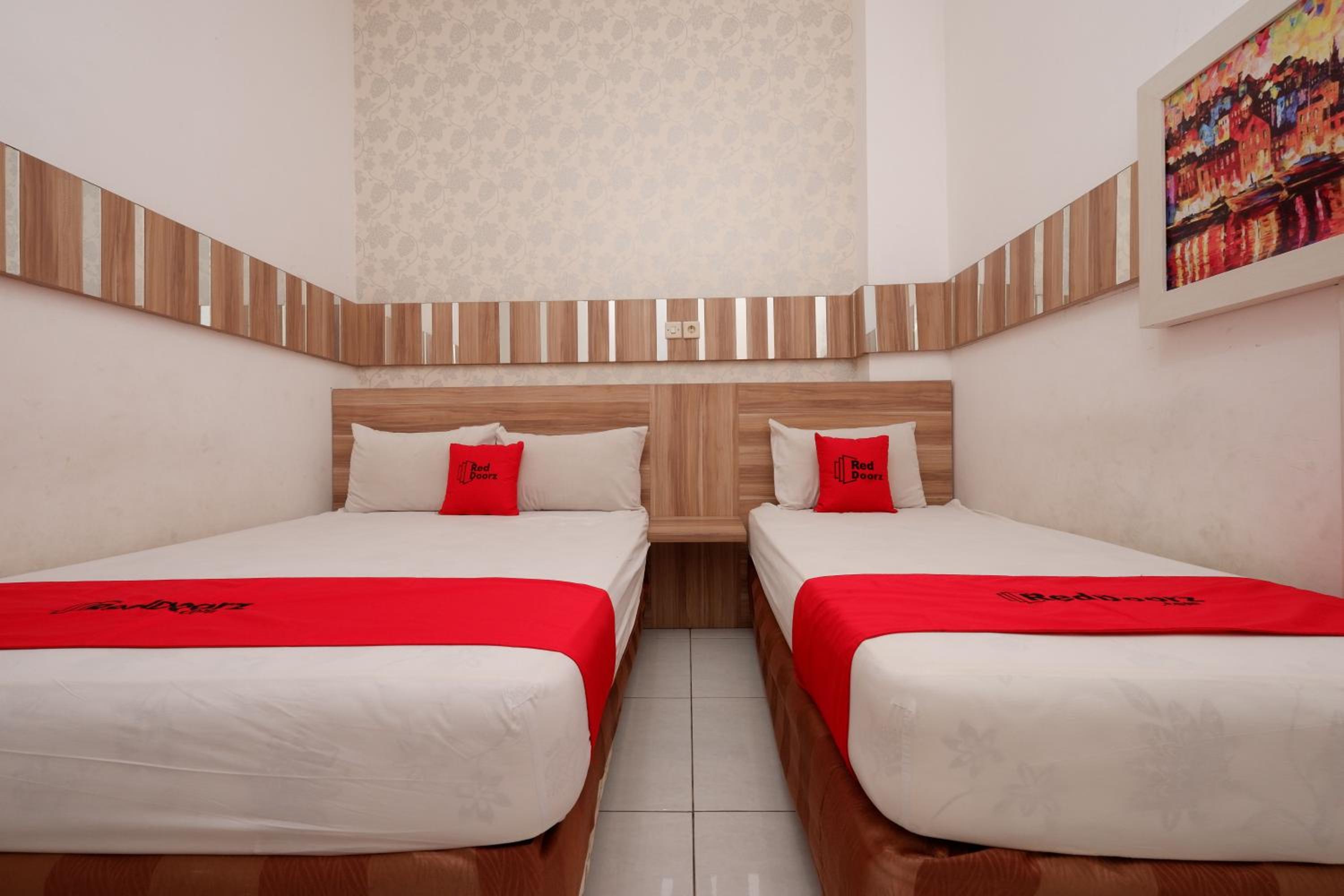 RedDoorz near Plaza Simpang Lima