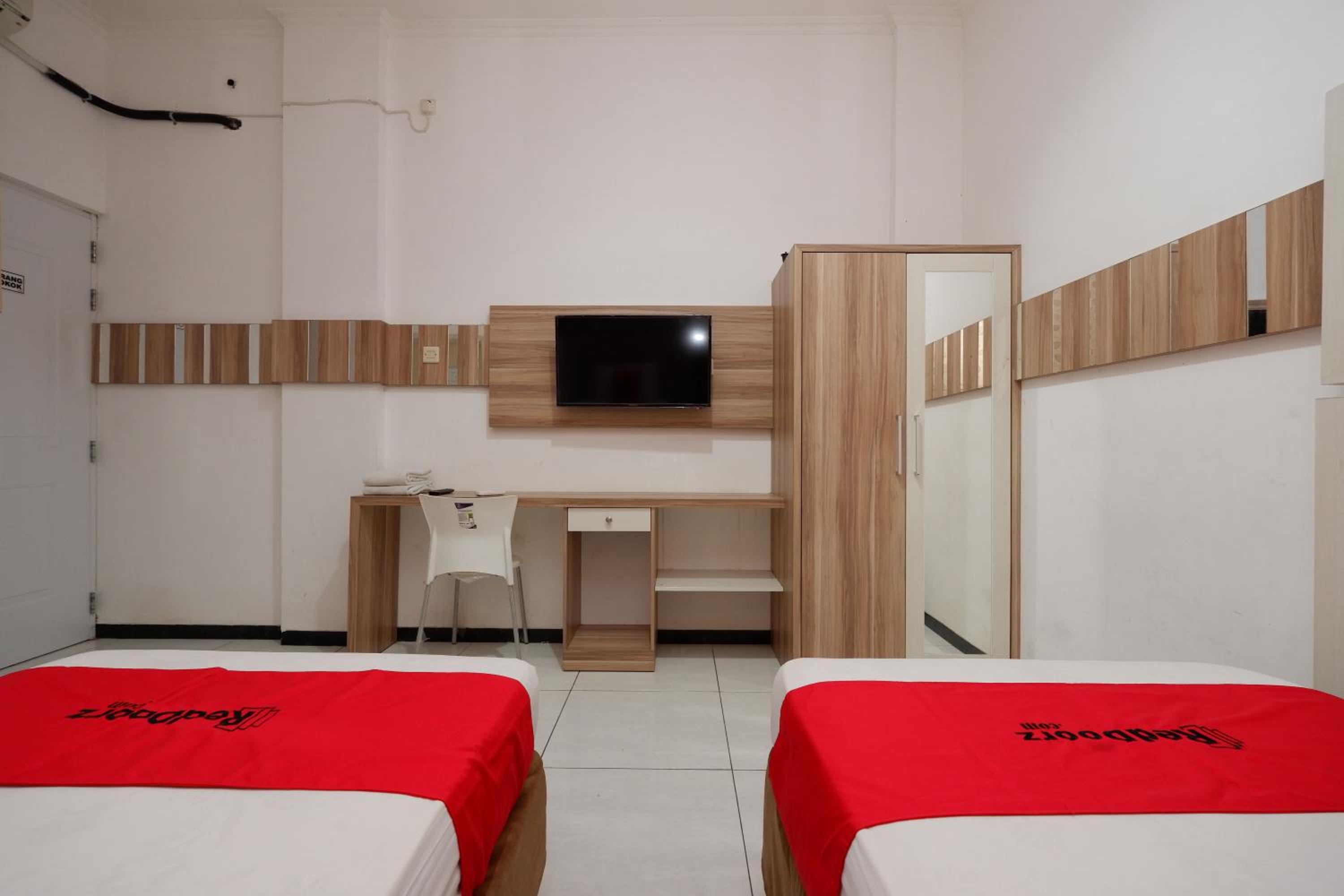 RedDoorz near Plaza Simpang Lima