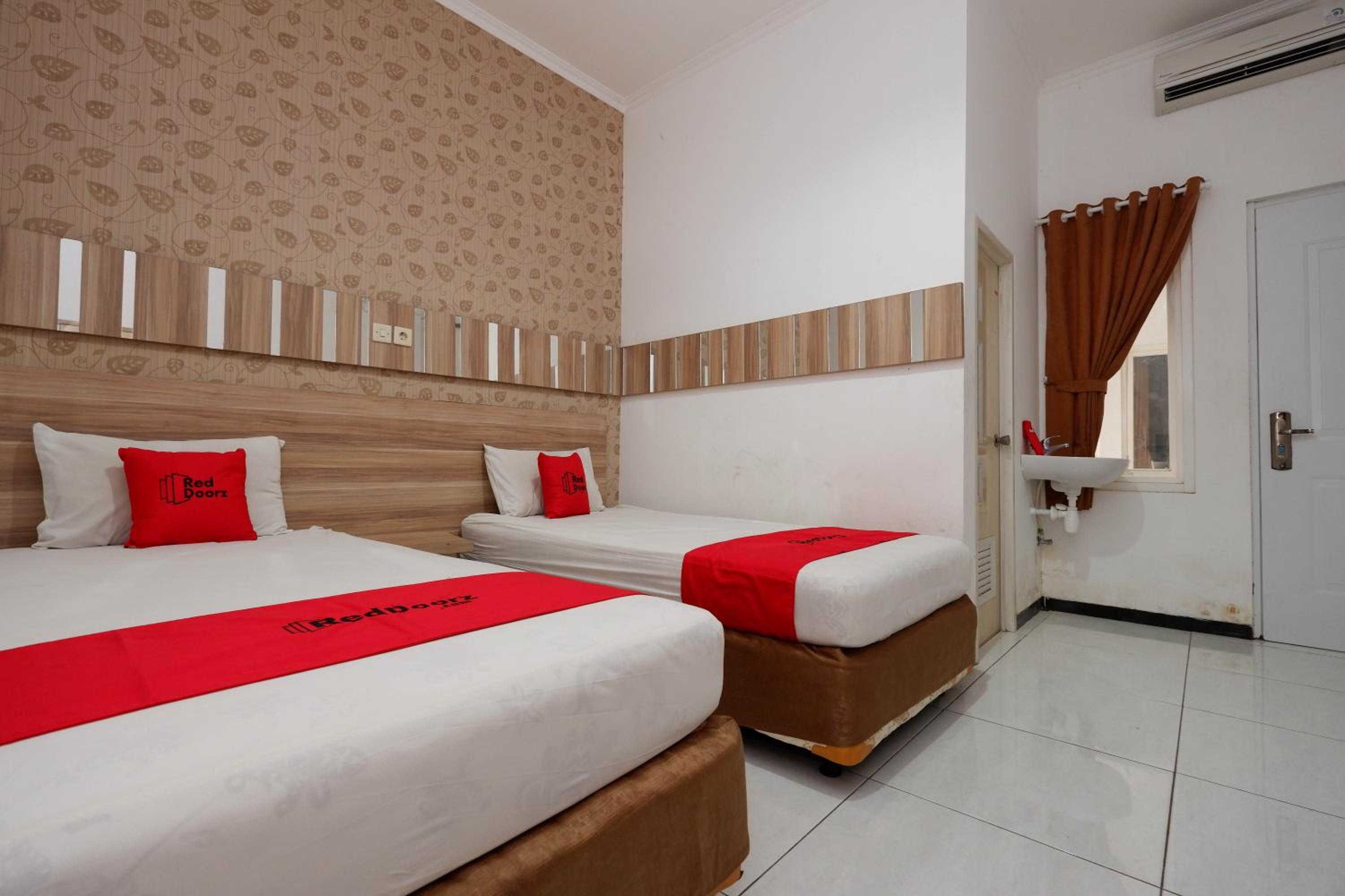 RedDoorz near Plaza Simpang Lima