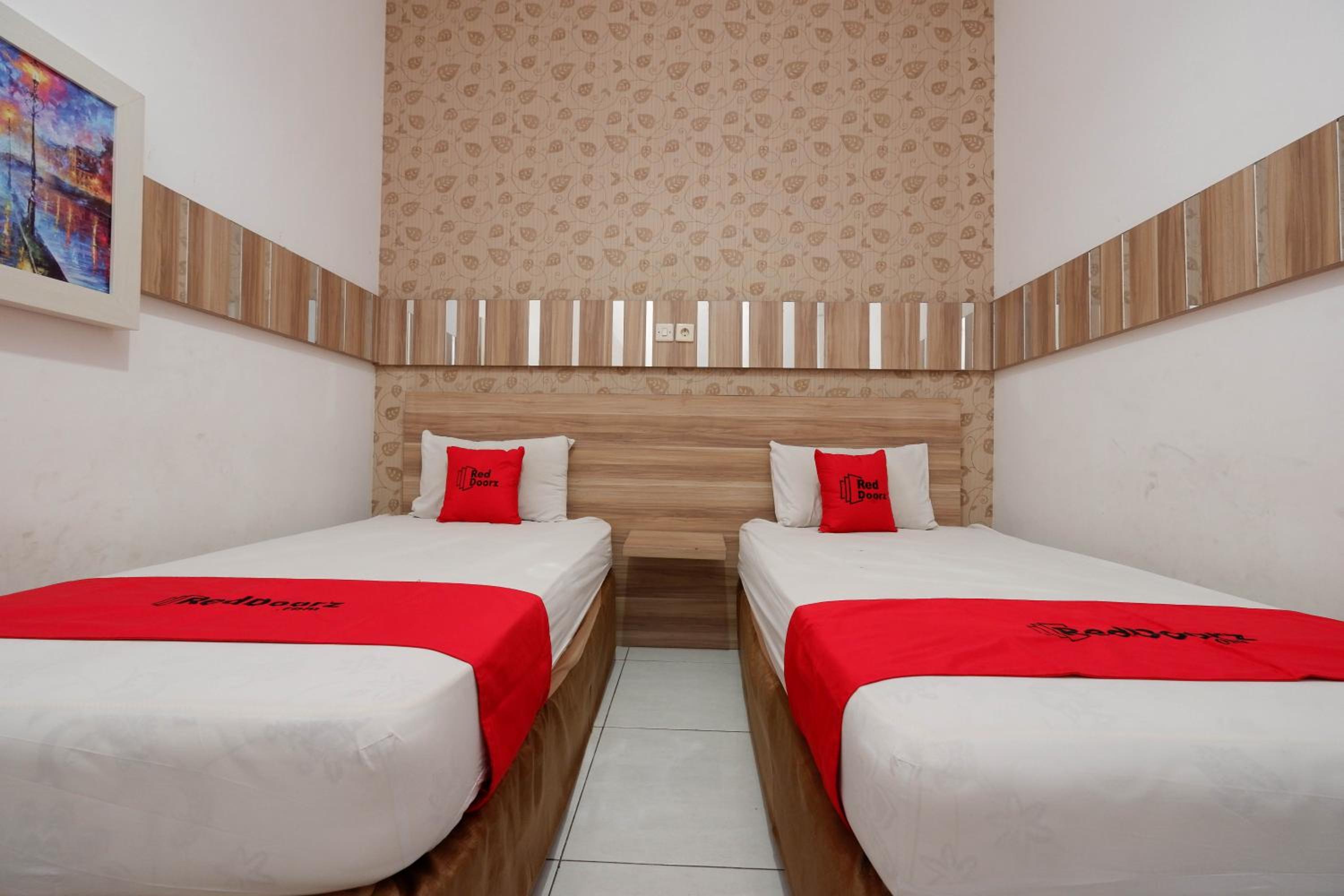 RedDoorz near Plaza Simpang Lima
