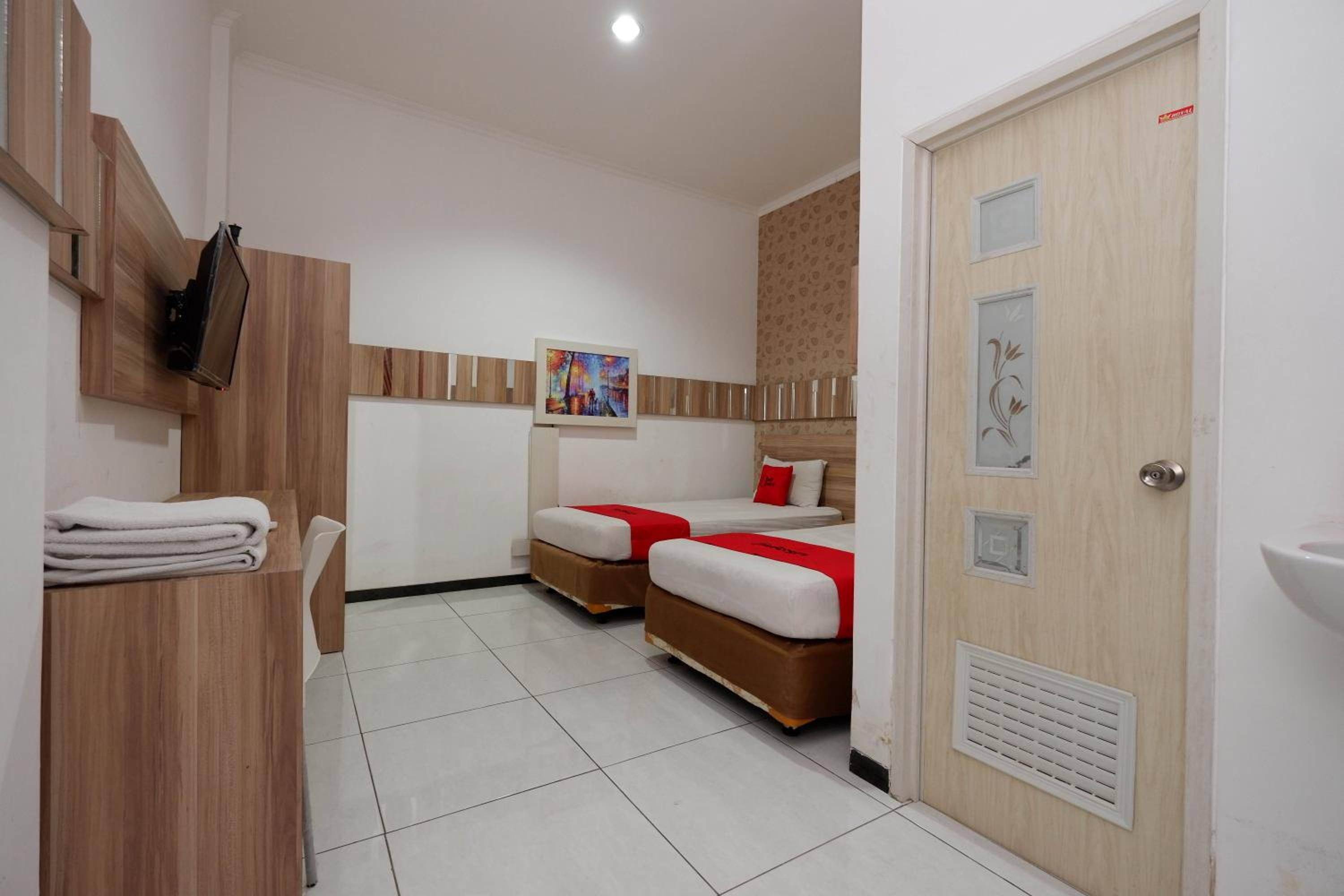 RedDoorz near Plaza Simpang Lima