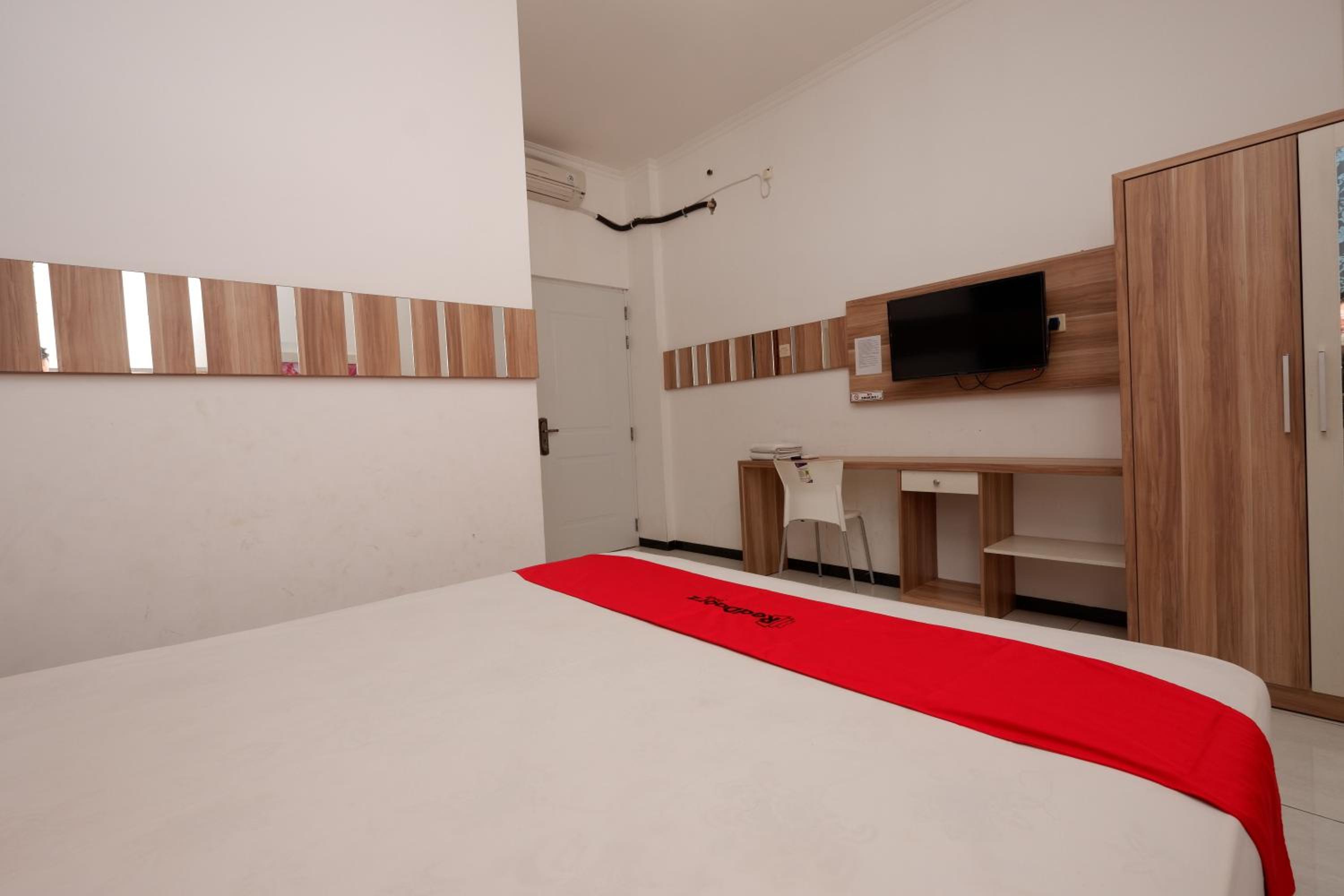 RedDoorz near Plaza Simpang Lima