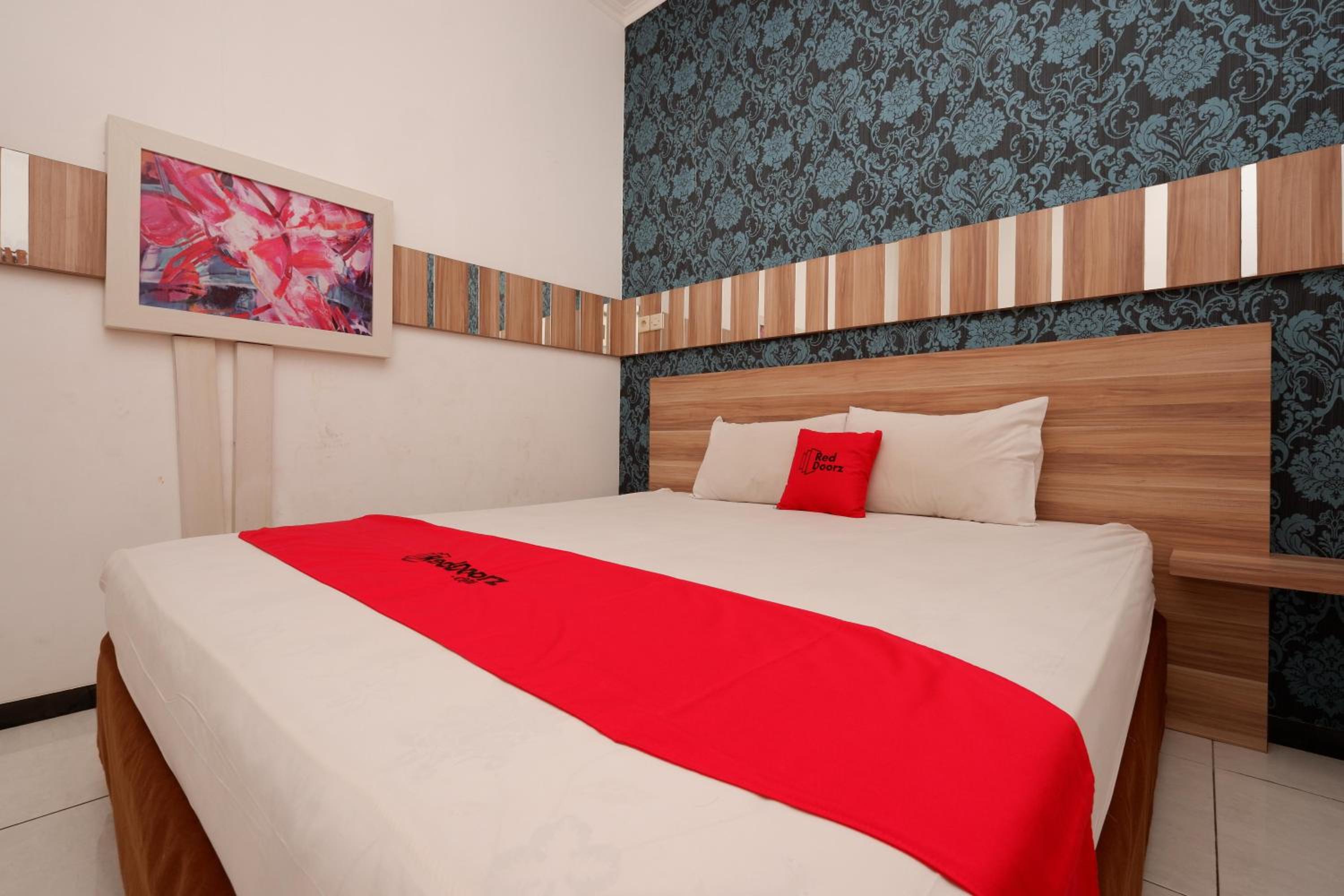 RedDoorz near Plaza Simpang Lima
