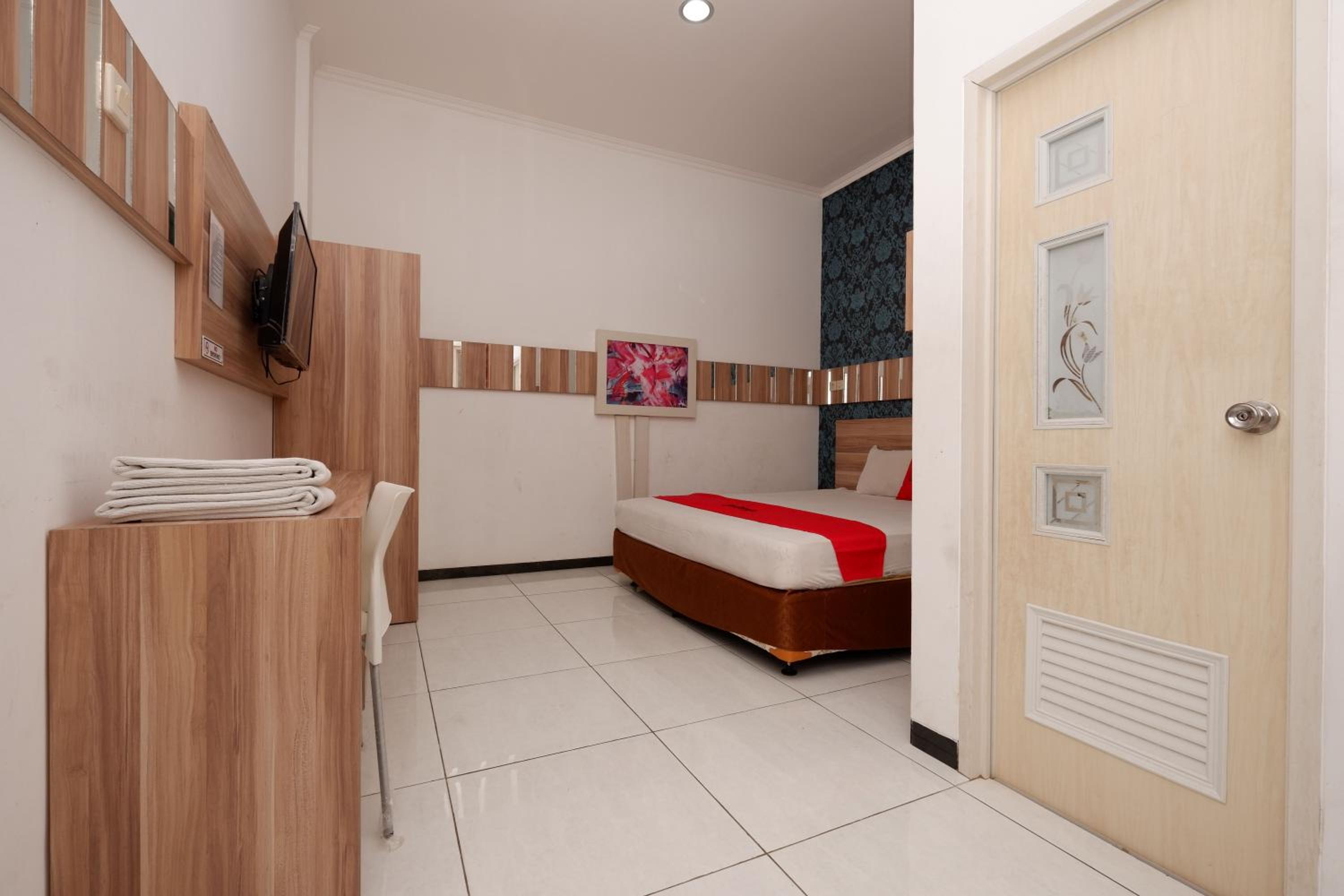 RedDoorz near Plaza Simpang Lima