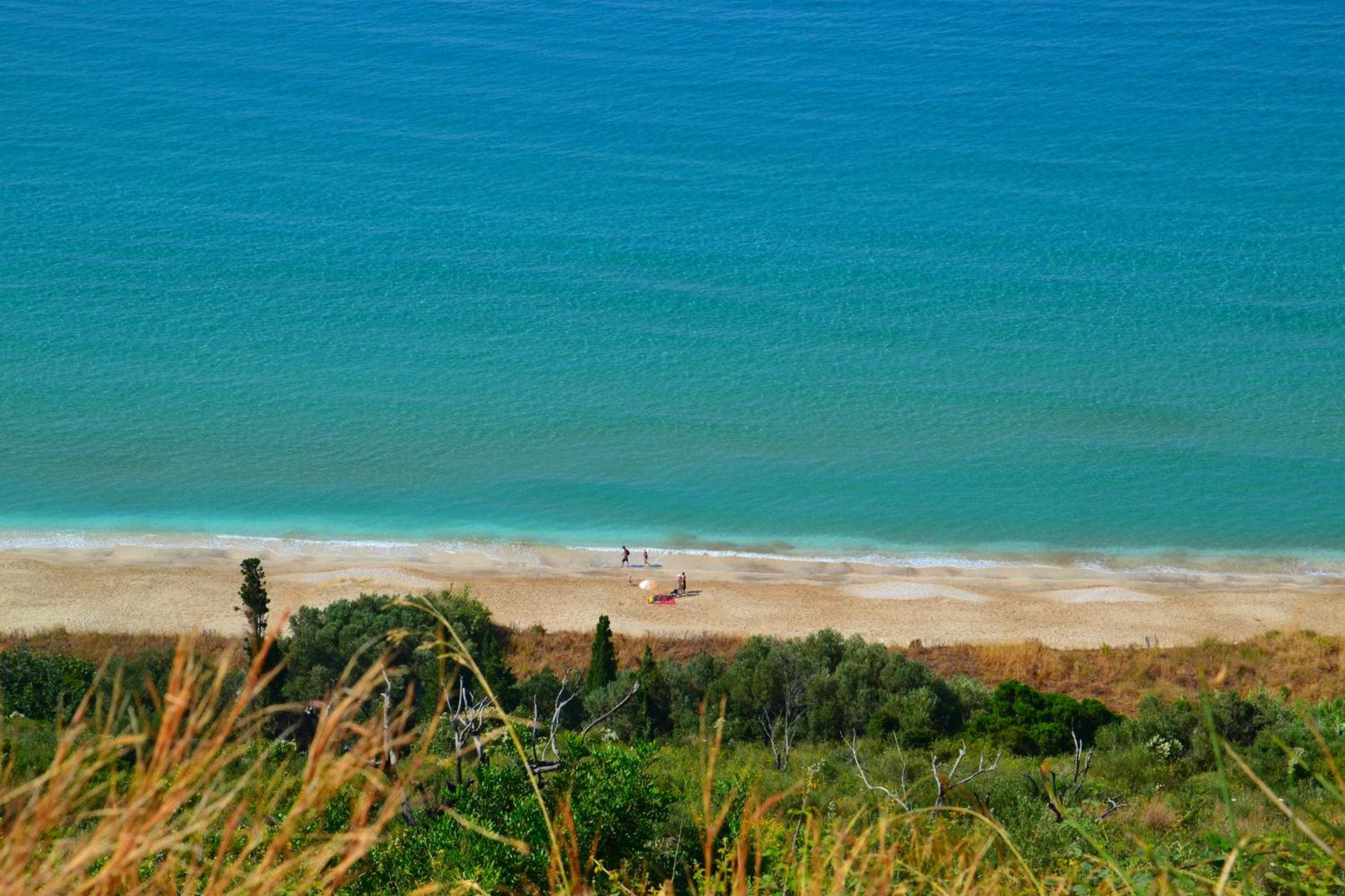 Spacious 1 bedroom apartment 2 km to Pessada beach view 3