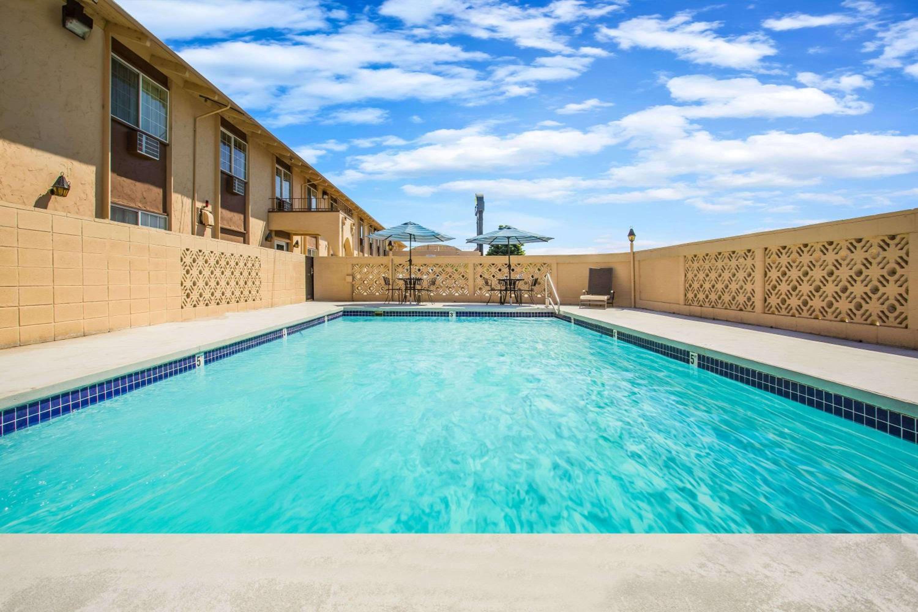 Days Inn by Wyndham Yakima view 4