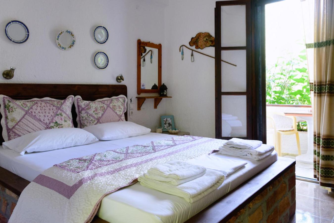 Spiros Rooms