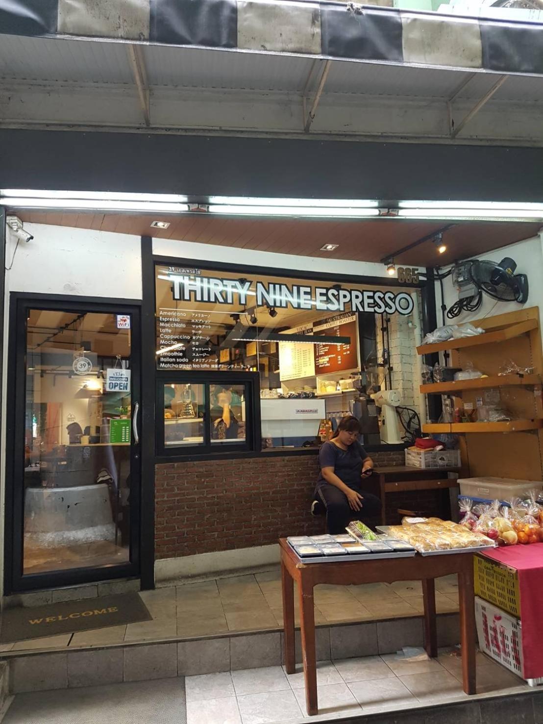 Barn & Bed Hostel at BTS Phrom Phong