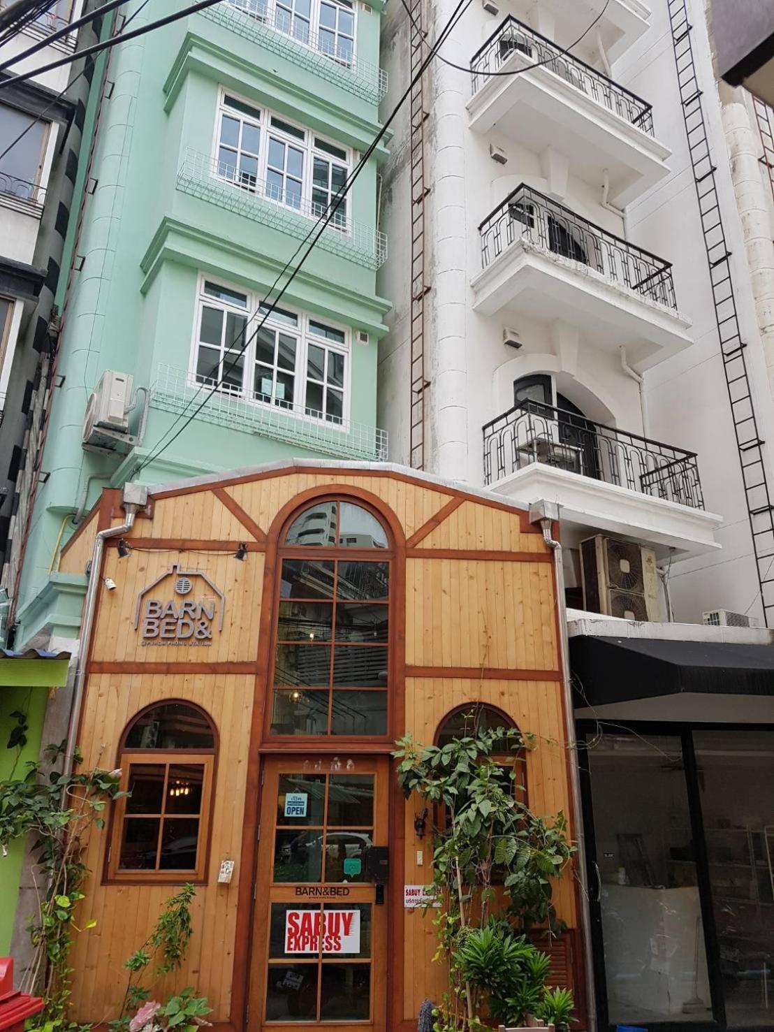 Barn & Bed Hostel at BTS Phrom Phong