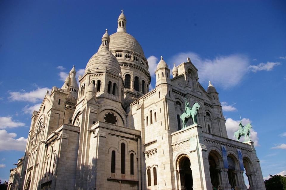 Montmartre abbesses-artist village