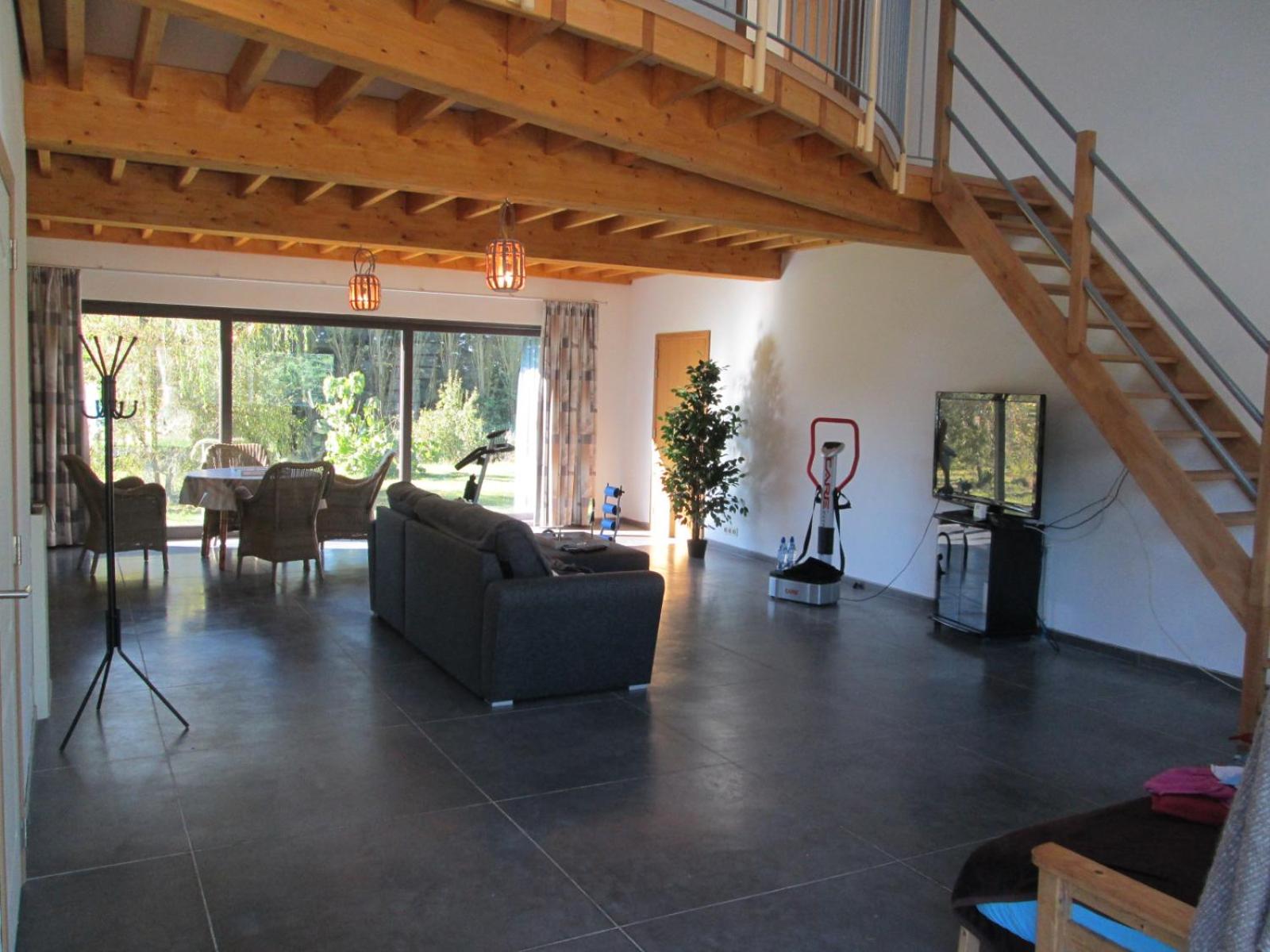 Florennes Gîte neuf 150 M2 devant un grand lac privé de 2 hectares poissonneux au milieu des bois