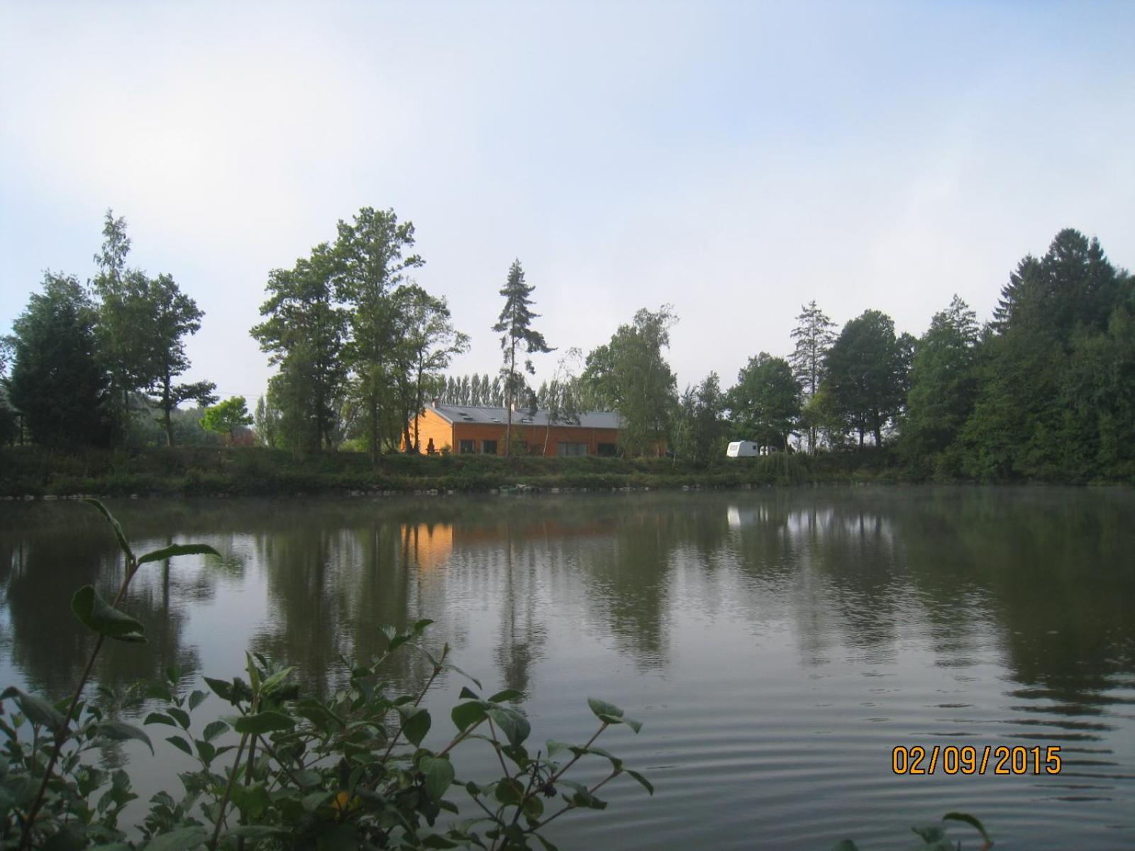 Florennes Gîte neuf 150 M2 devant un grand lac privé de 2 hectares poissonneux au milieu des bois