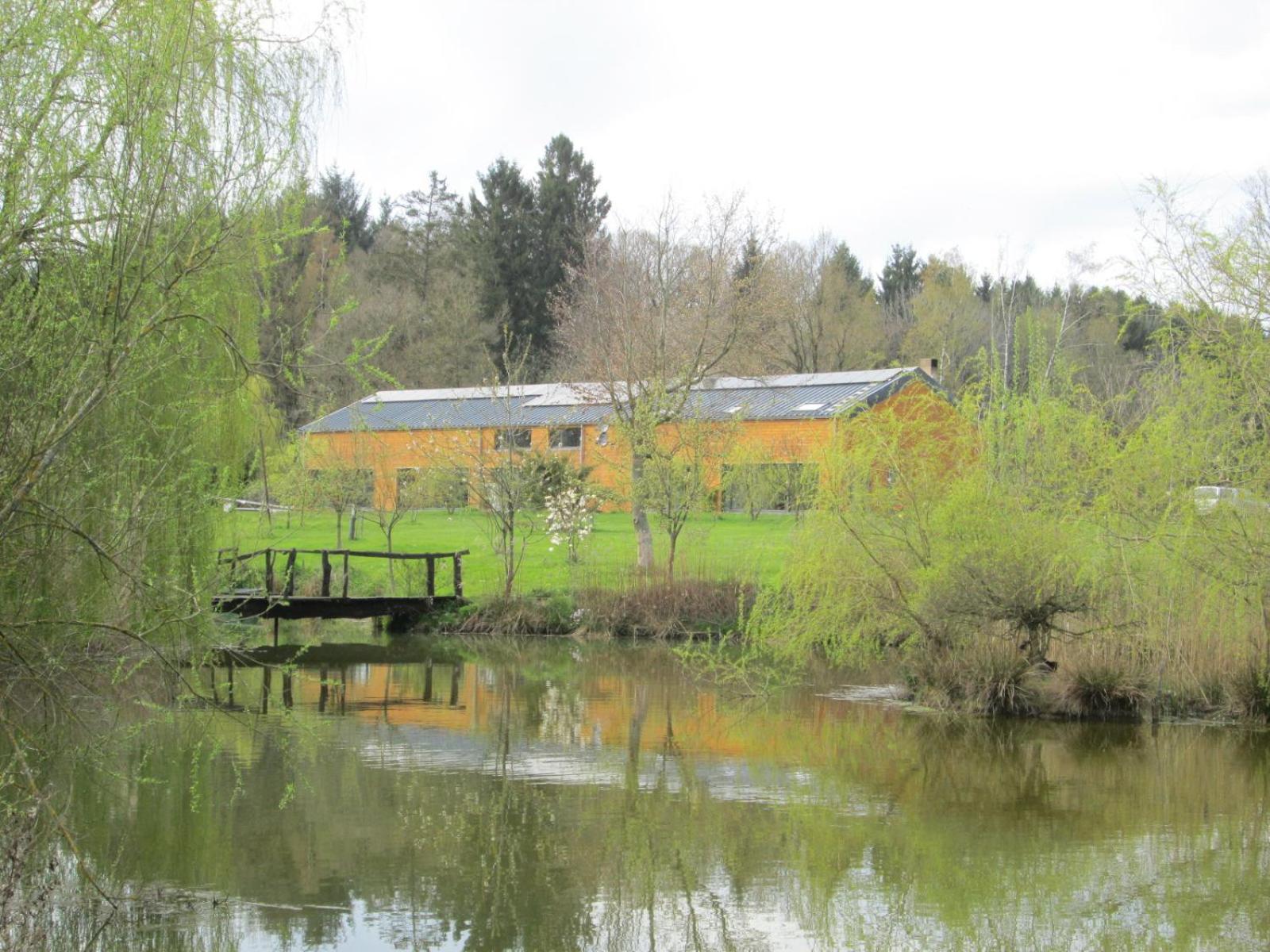 Florennes Gîte neuf 150 M2 devant un grand lac privé de 2 hectares poissonneux au milieu des bois