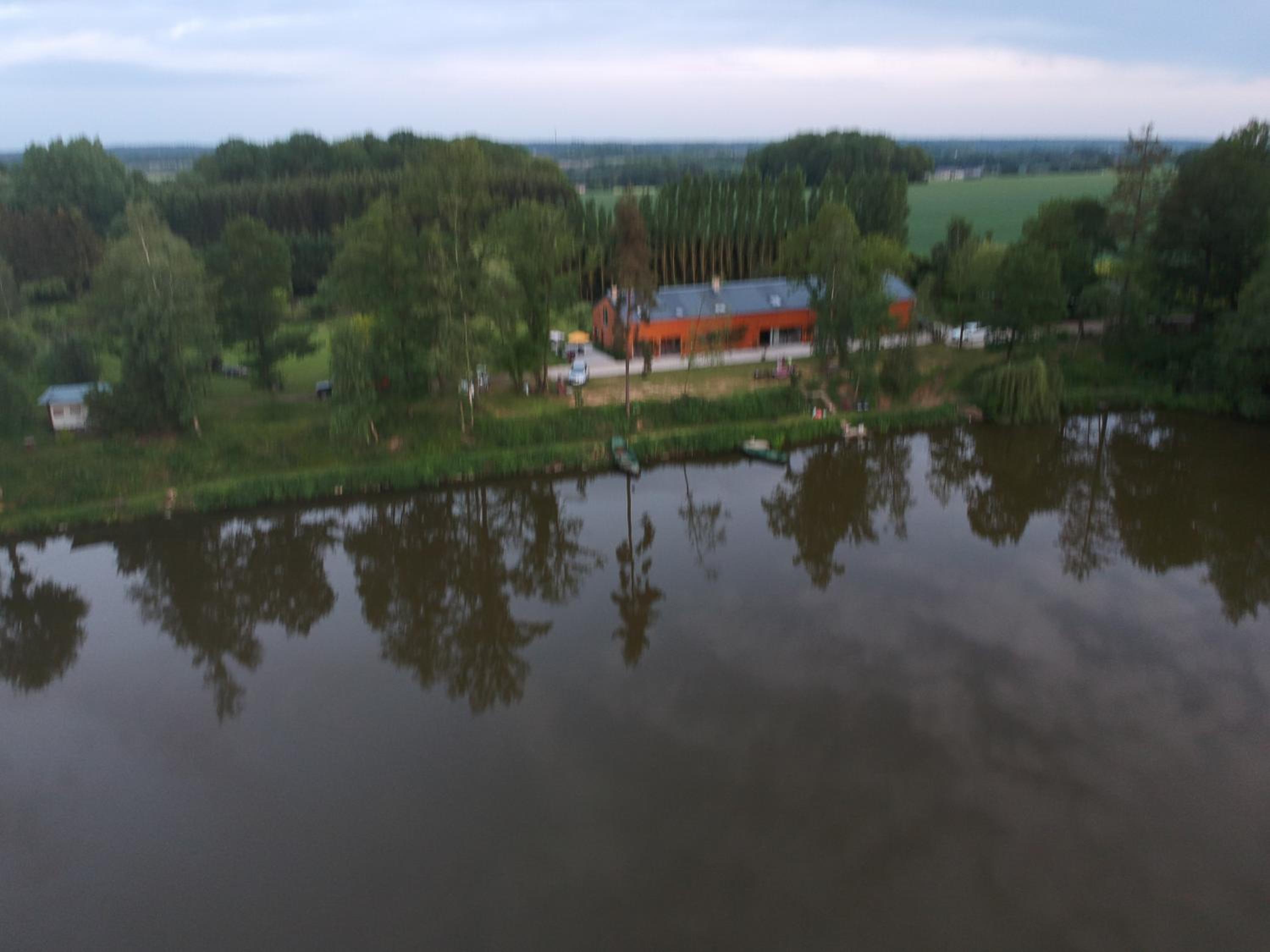 Florennes Gîte neuf 150 M2 devant un grand lac privé de 2 hectares poissonneux au milieu des bois