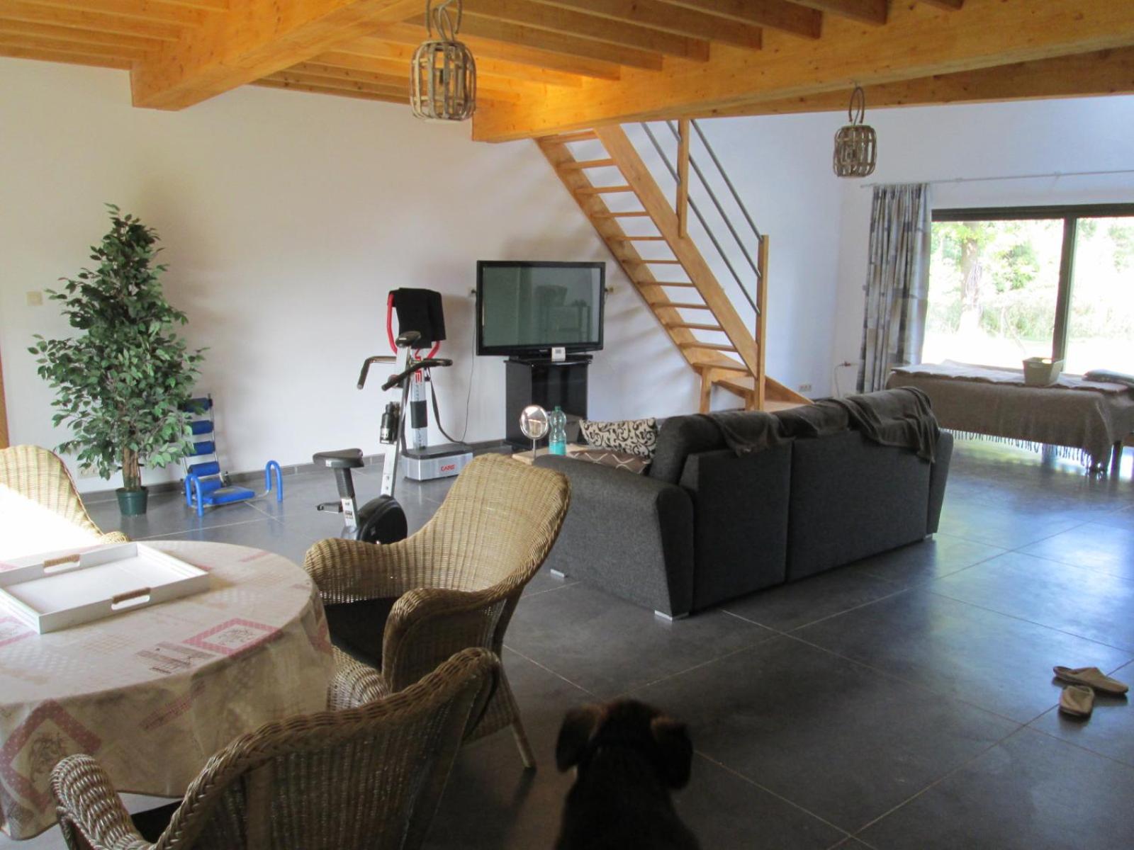 Florennes Gîte neuf 150 M2 devant un grand lac privé de 2 hectares poissonneux au milieu des bois