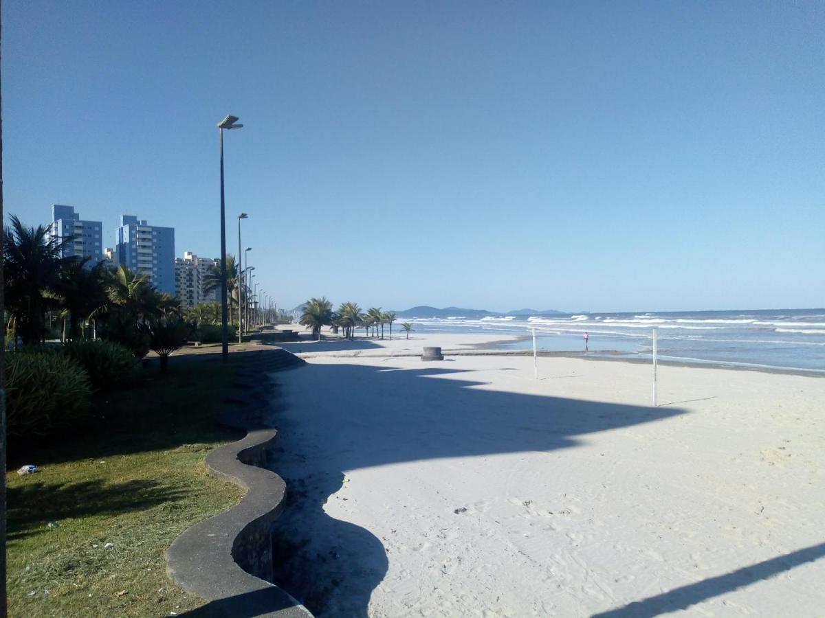 Apto. (pé na areia) com Churrasqueira na sacada