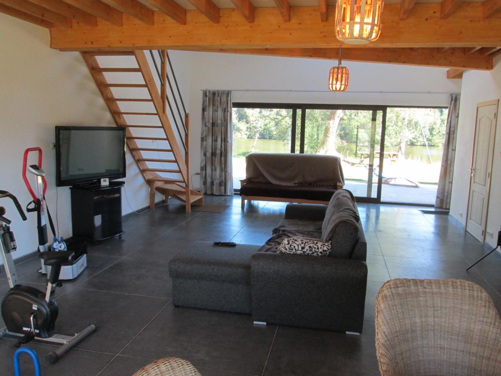 Florennes Gîte neuf 150 M2 devant un grand lac privé de 2 hectares poissonneux au milieu des bois
