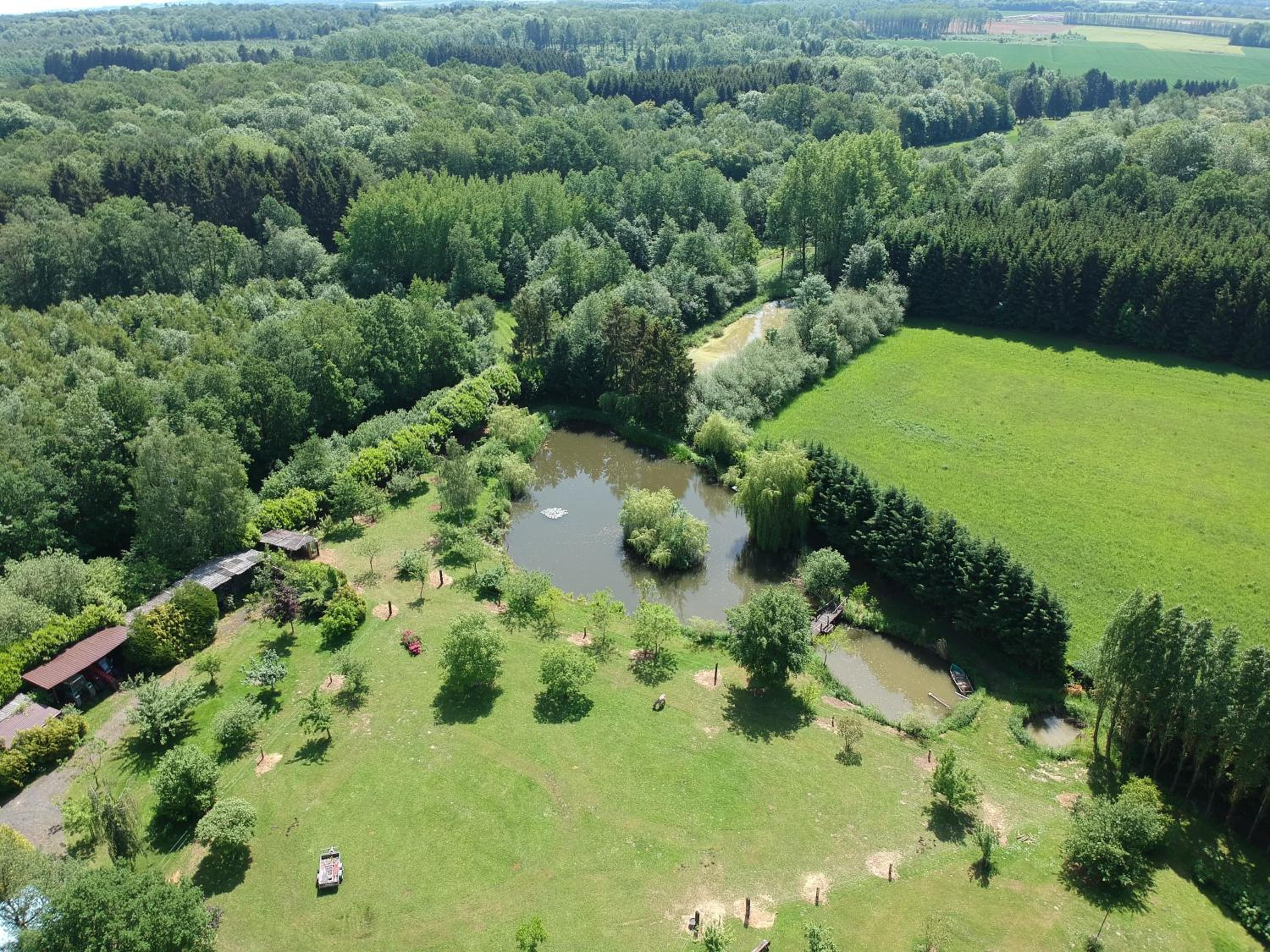 Florennes Gîte neuf 150 M2 devant un grand lac privé de 2 hectares poissonneux au milieu des bois