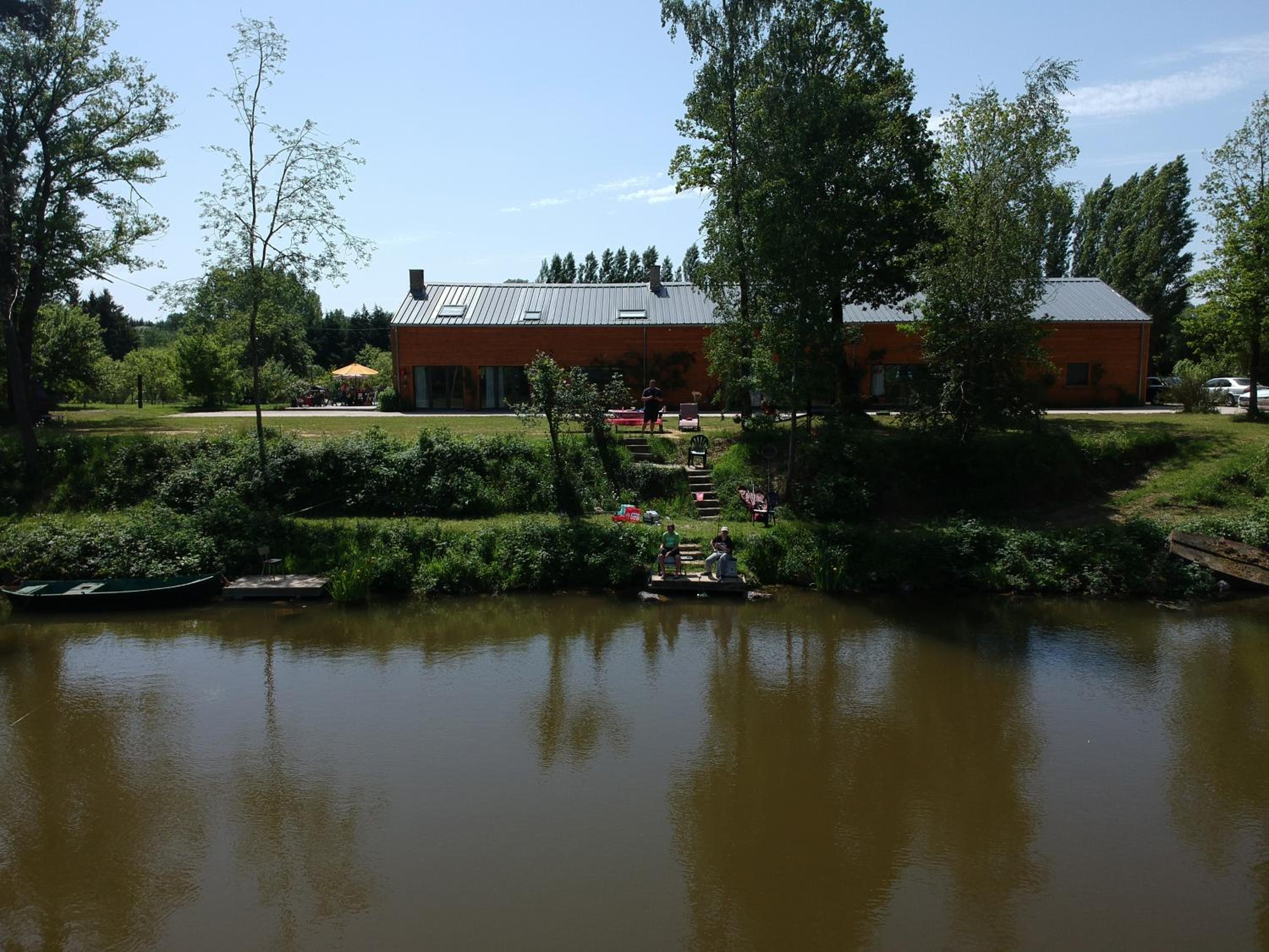 Florennes Gîte neuf 150 M2 devant un grand lac privé de 2 hectares poissonneux au milieu des bois