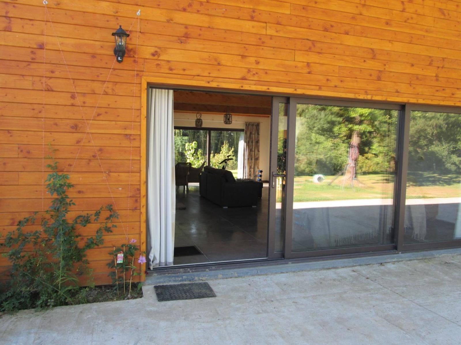 Florennes Gîte neuf 150 M2 devant un grand lac privé de 2 hectares poissonneux au milieu des bois
