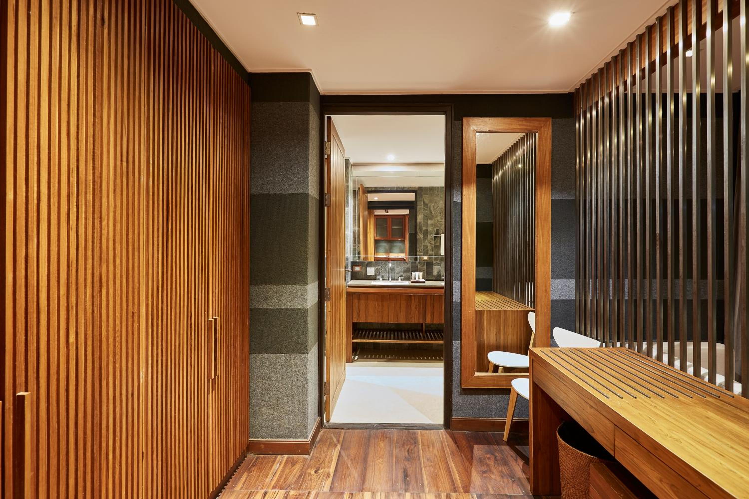 LUXX Langsuan Hotel - SHA Plus