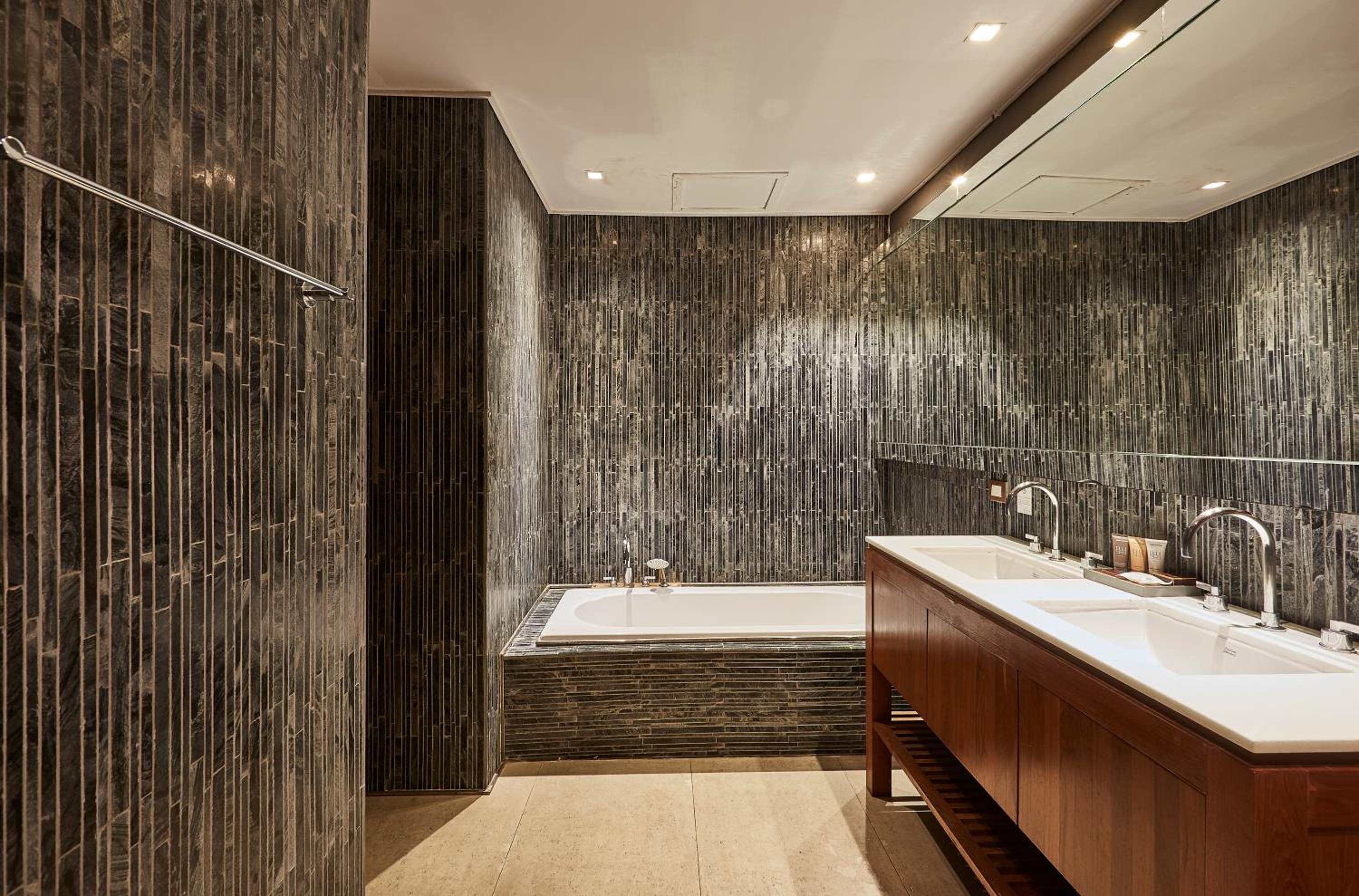 LUXX Langsuan Hotel - SHA Plus