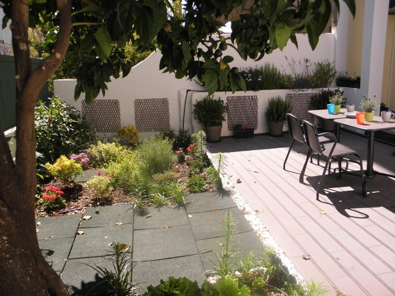 Sunny orange garden apartment in central Lisbon view 4