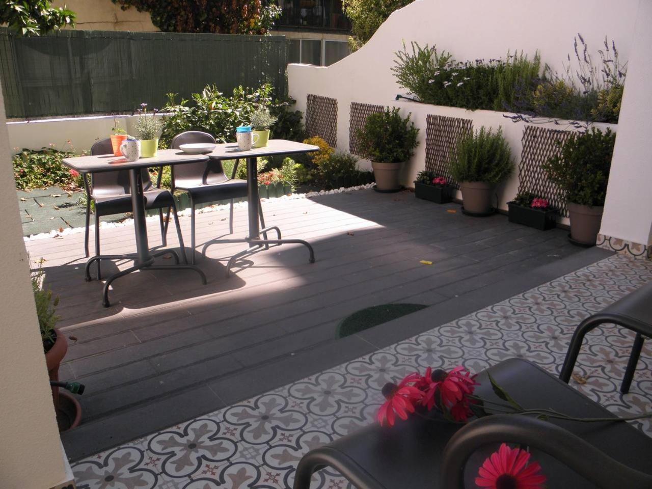 Sunny orange garden apartment in central Lisbon view 3