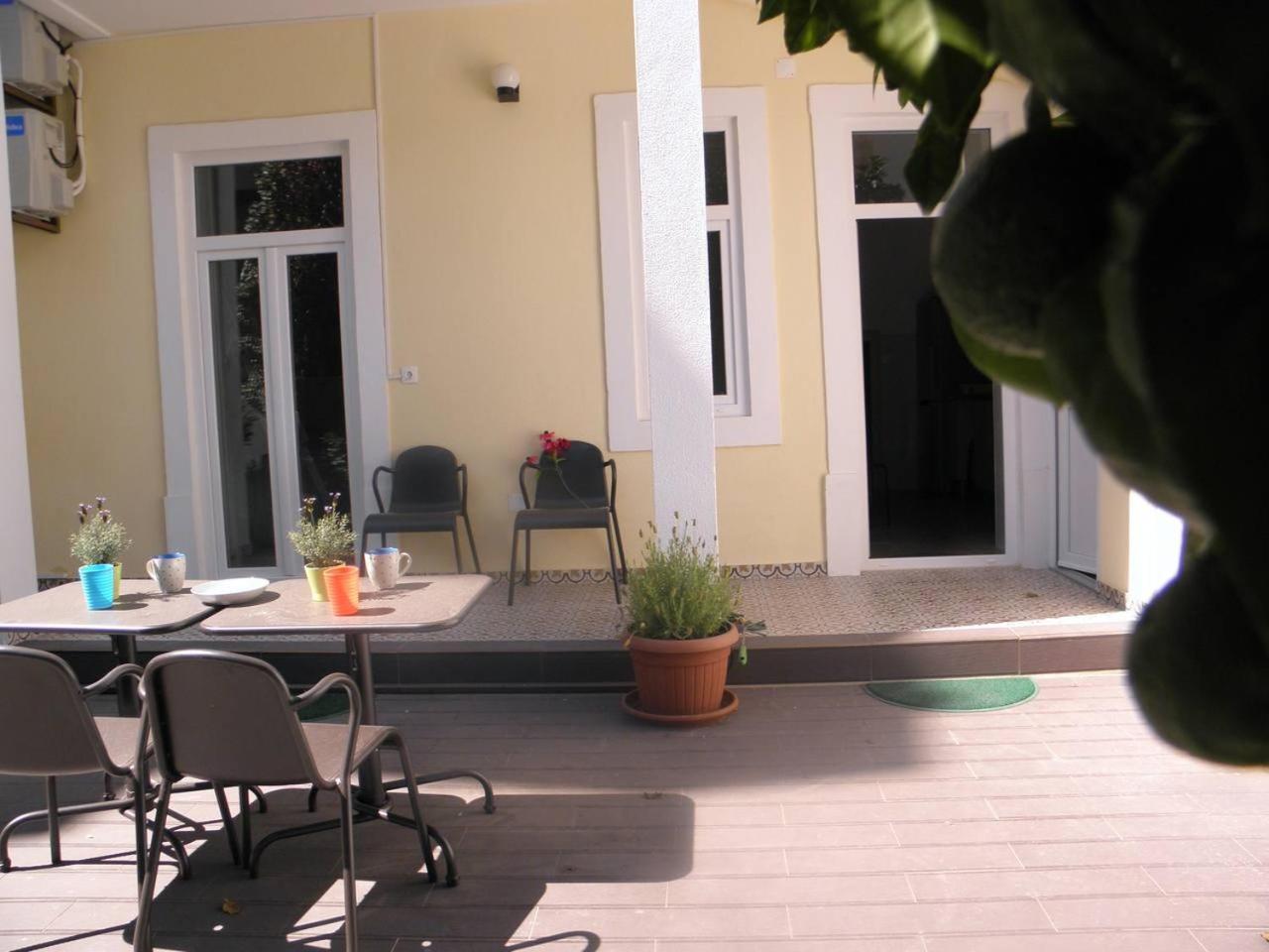 Sunny orange garden apartment in central Lisbon view 2