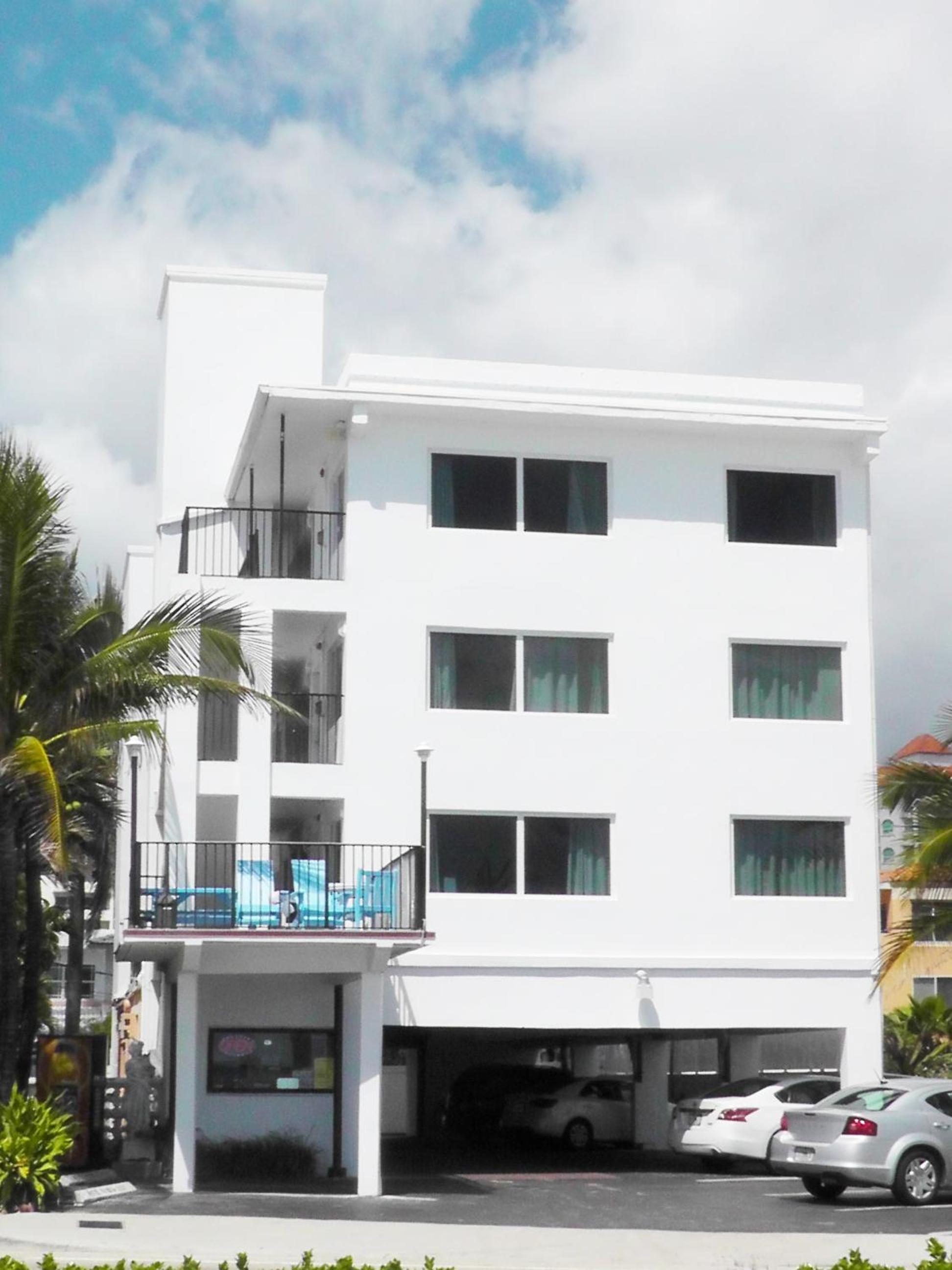 Hotel Snooze - Image 1