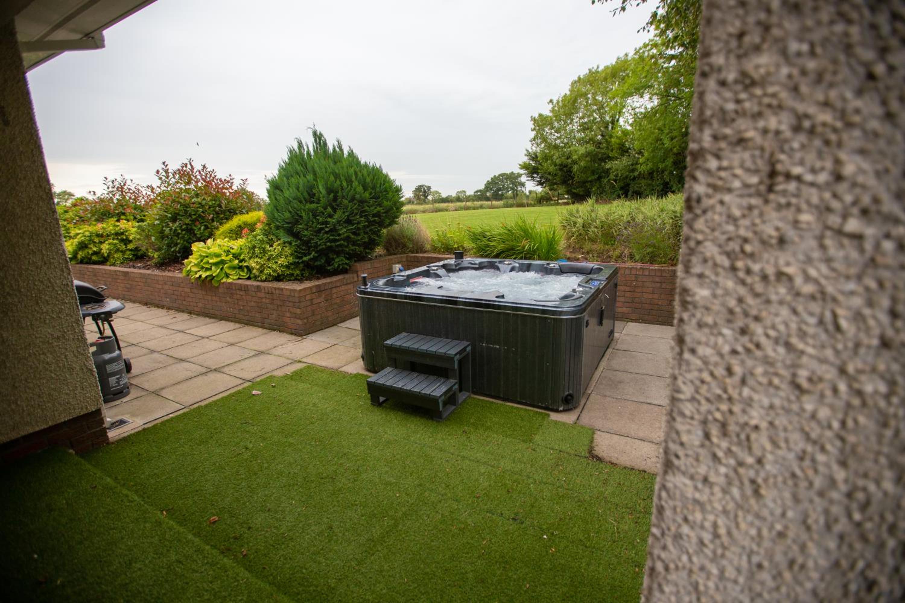 Luxury Manor, Private, Double Garage, Hot tub, Wifi view 3