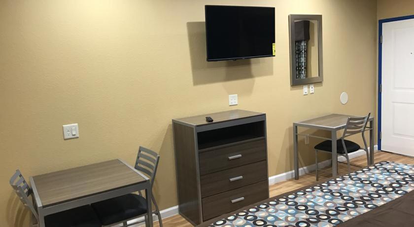 Deluxe Inn & Suites - Baytown