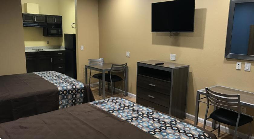 Deluxe Inn & Suites - Baytown