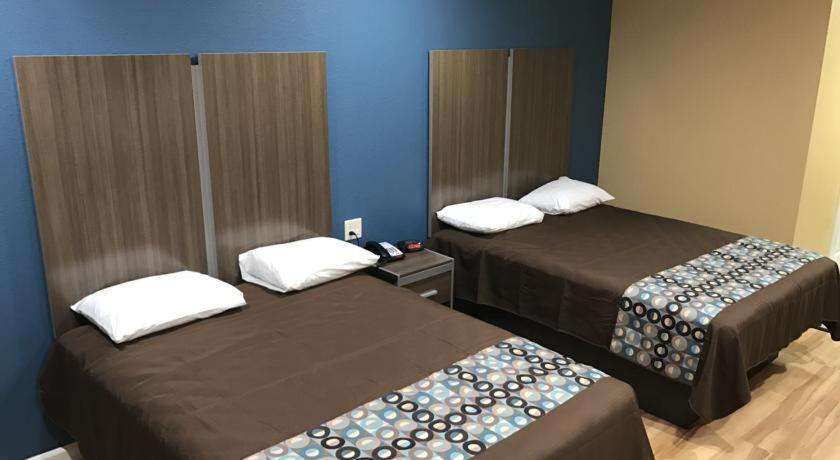 Deluxe Inn & Suites - Baytown