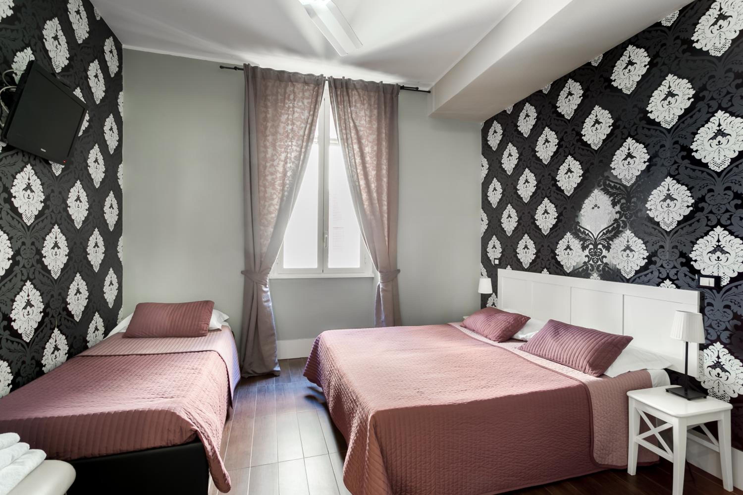AmoRoma Suite