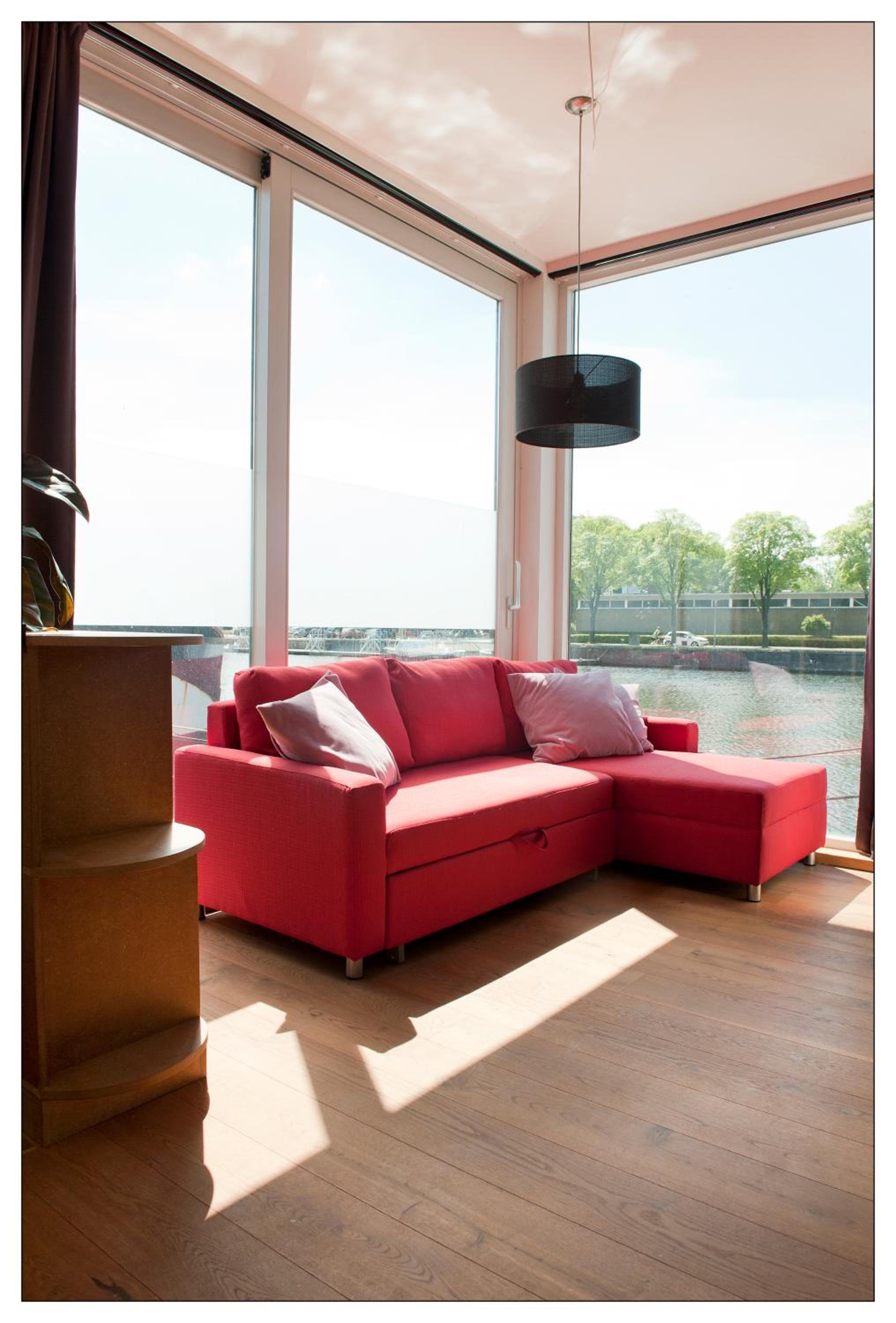 Newly renovated houseboat The Waterhouse